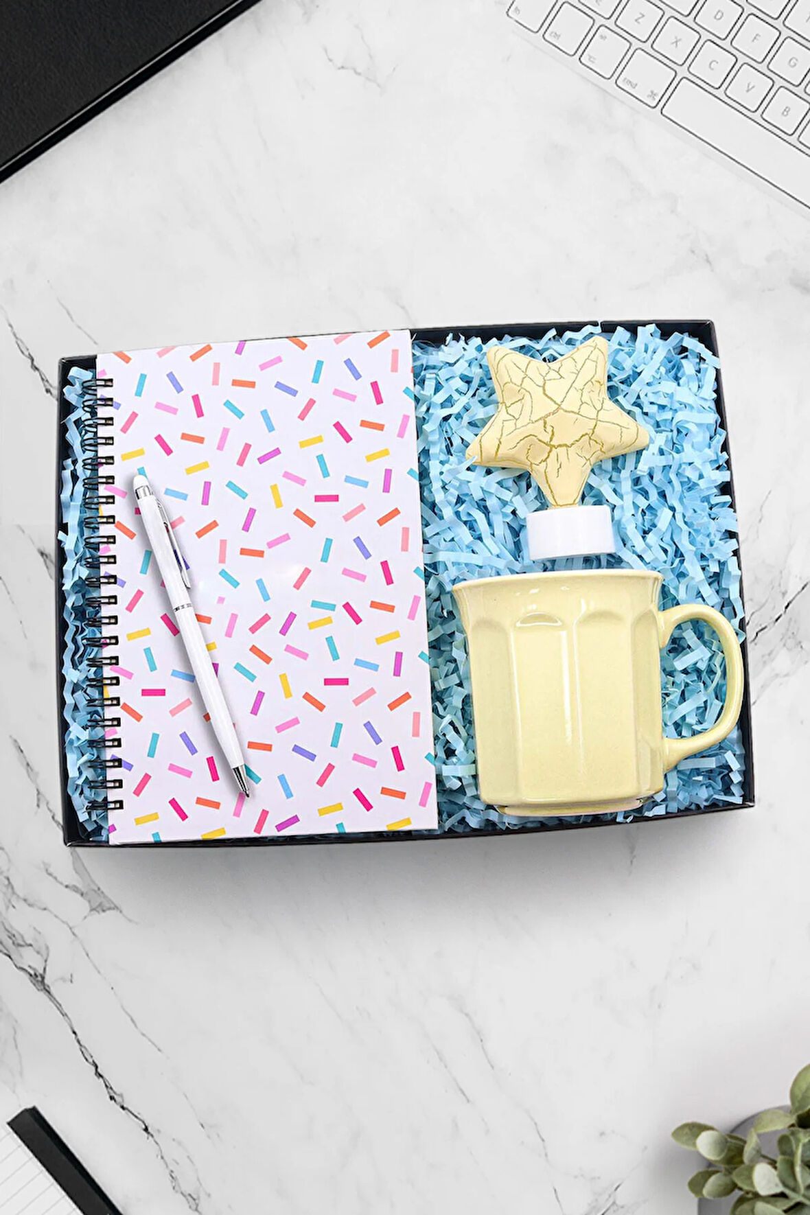 Konfeti Defter & Beyaz Touch Kalem & Modern Sarı Kupa & Renkli Yıldız Işık Hediye Seti