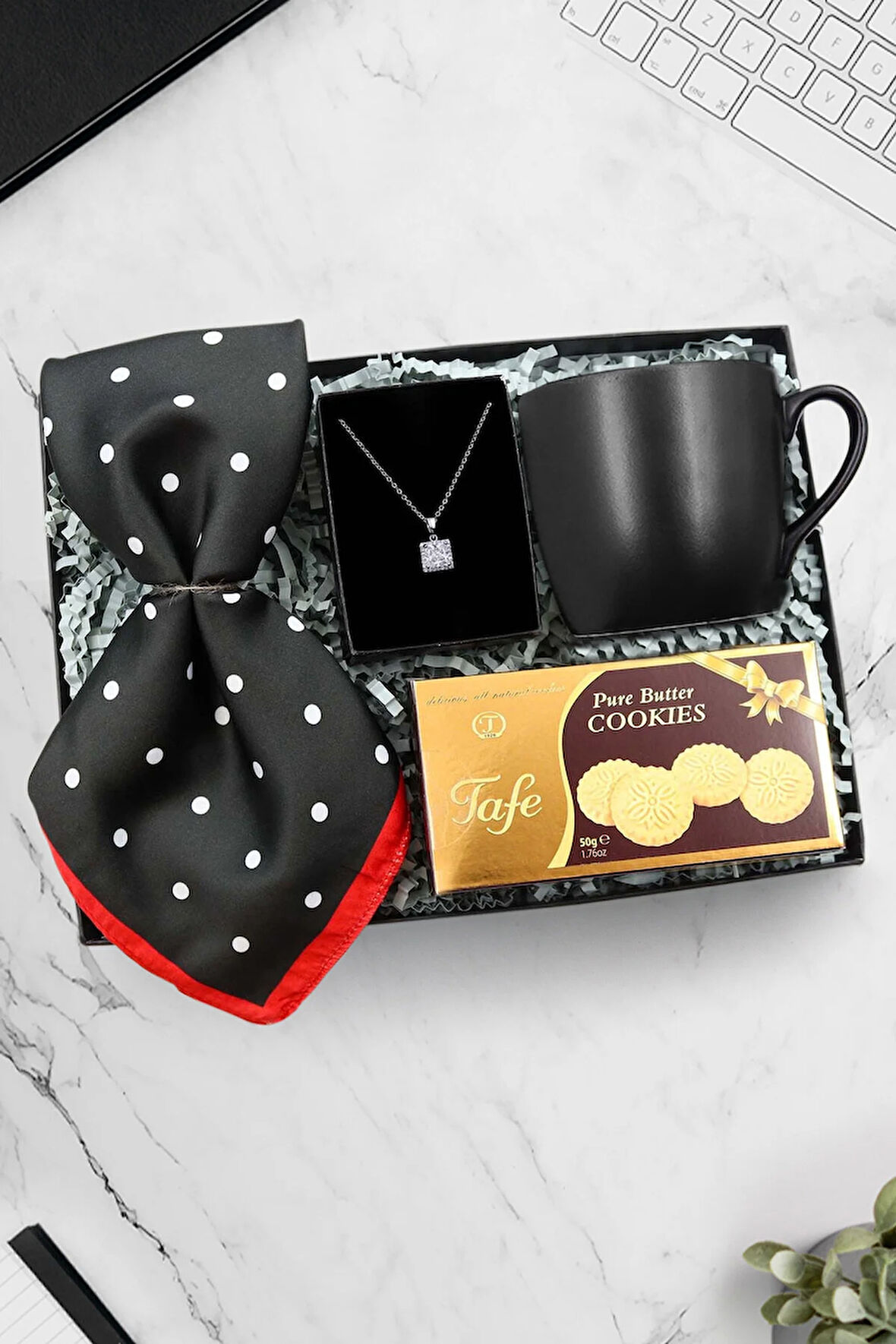 Puantiyeli Fular & Siyah Kupa & Gümüş Renk Kare Baget Kolye & Kurabiye Hediye Seti