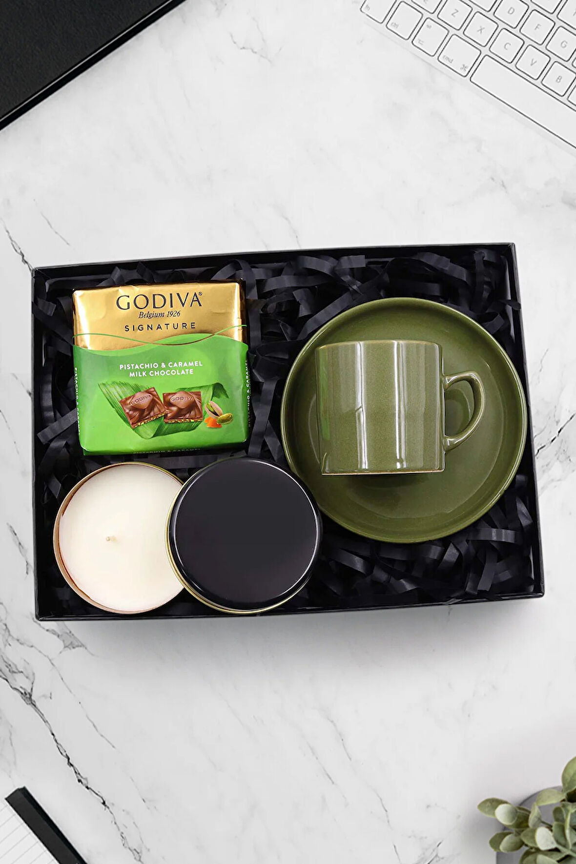 Siyah Metal Kutulu Mum & Yeşil Fincan & Godiva Çikolata Hediye Seti