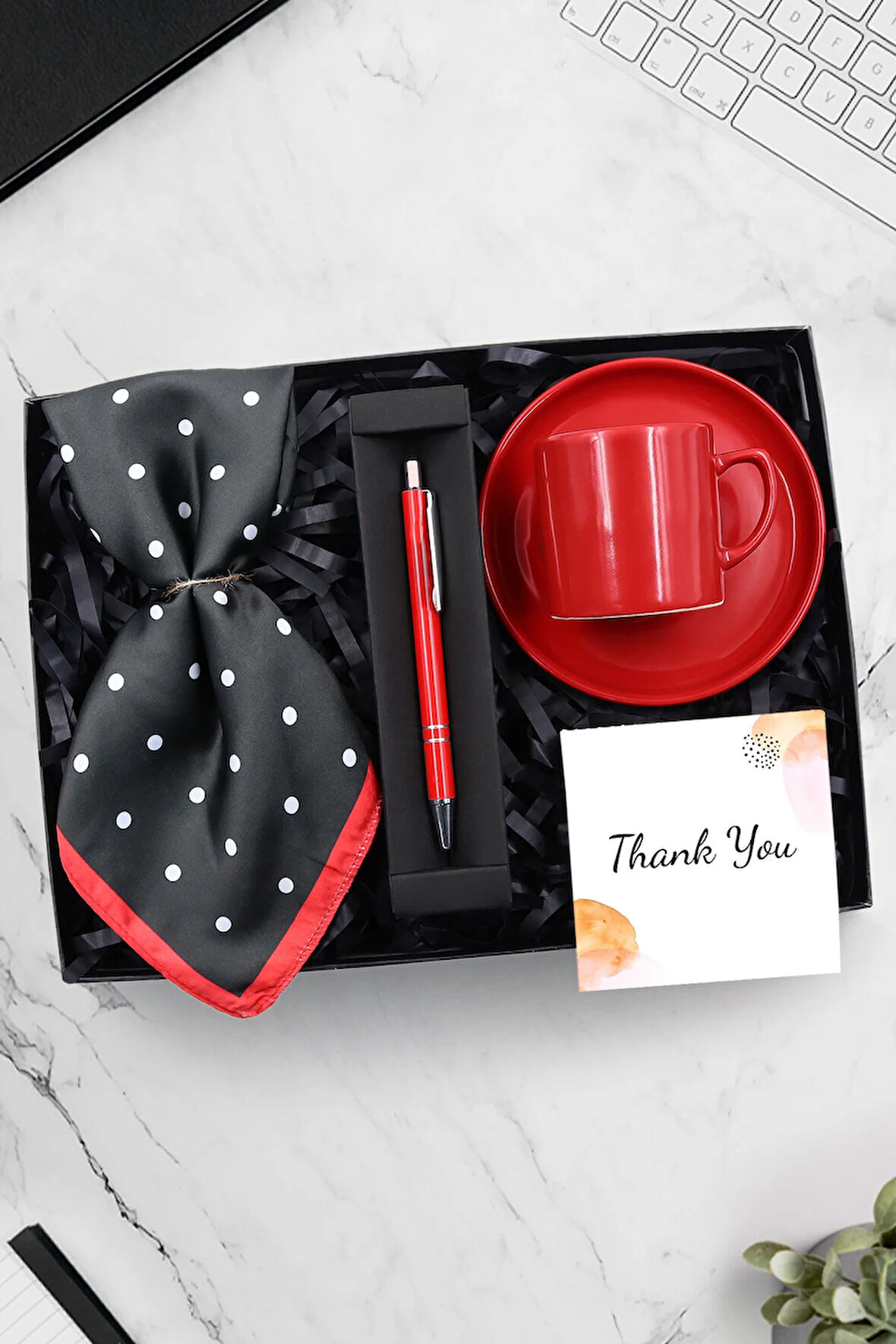 Gümüş Detaylı Kırmızı Tükenmez Kalem & Kırmızı Siyah Puantiyeli Fular & Kırmızı Fincan Hediye Seti