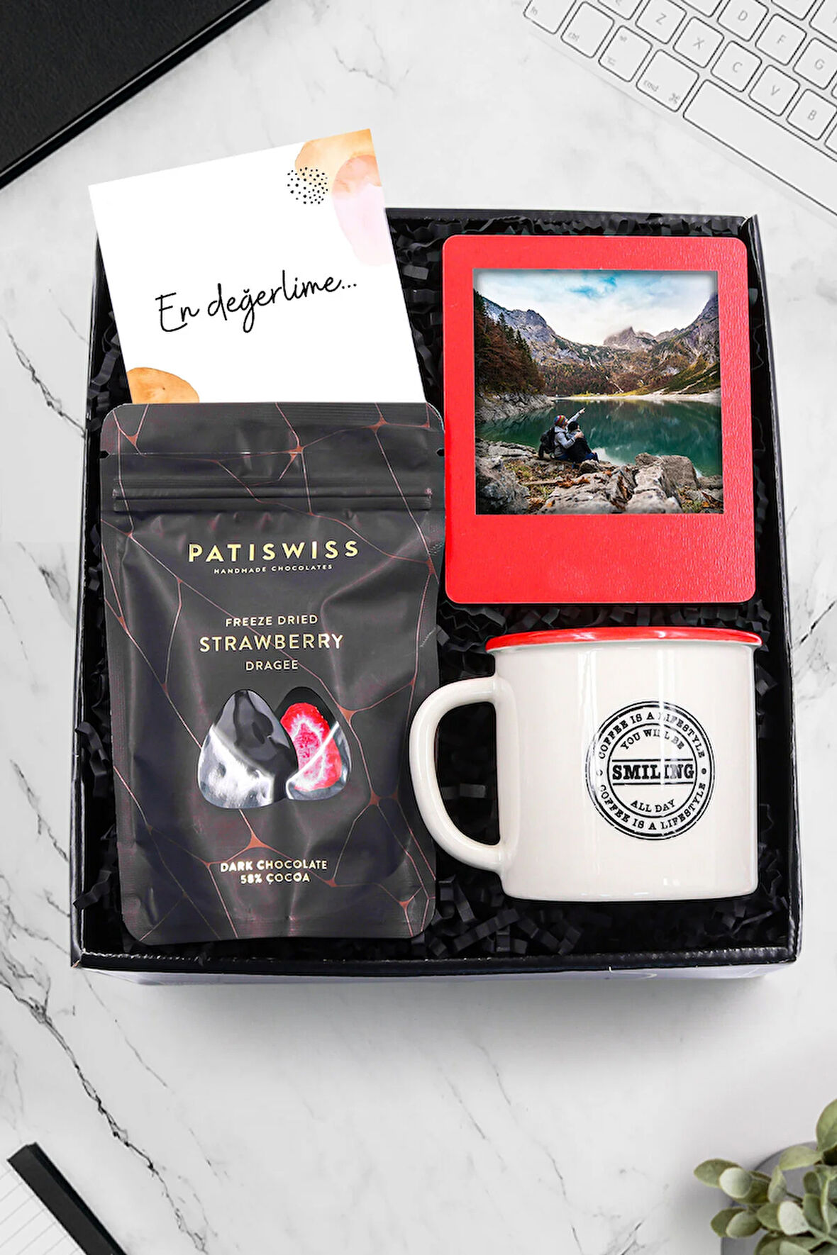 İnstagram Çerçeve & Patiswiss Bitter Kaplı Çilek Draje & Kırmızı Detaylı Vintage Kupa Hediye Seti