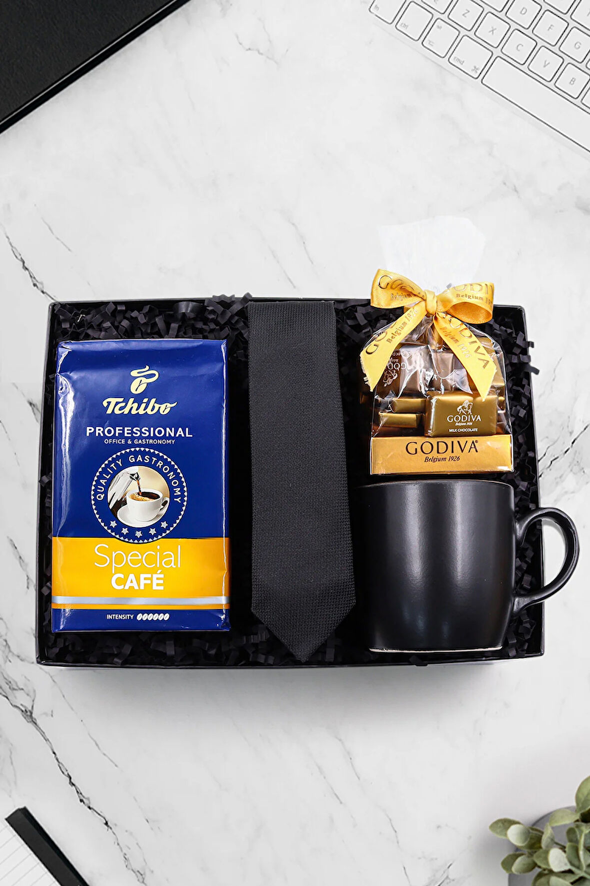 Siyah Kravat & Godiva Napoliten Çikolata & Tchibo Special Filtre Kahve & Siyah Mat Kupa Hediye Seti