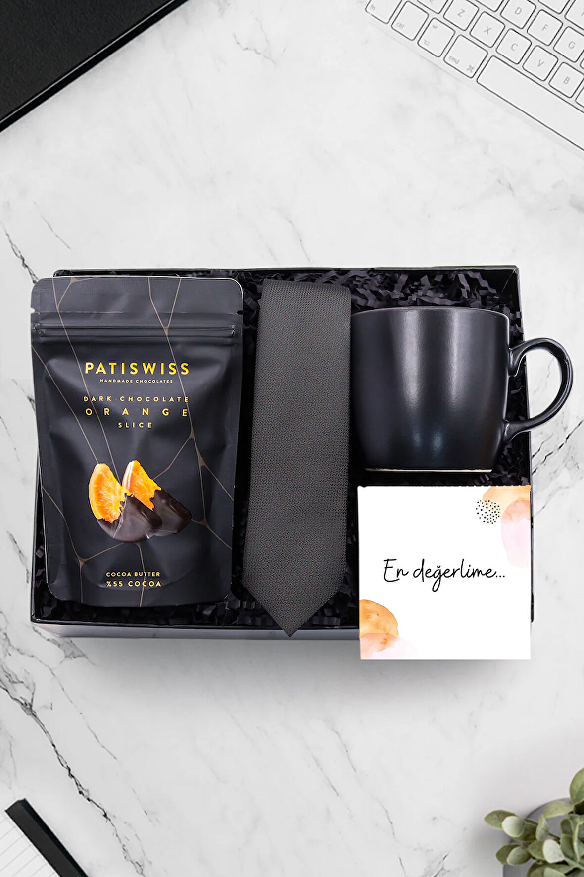 Siyah Kravat & Patiswiss Bitter Çikolata Kaplı Portakal Dilimi & Siyah Mat Kupa Hediye Seti