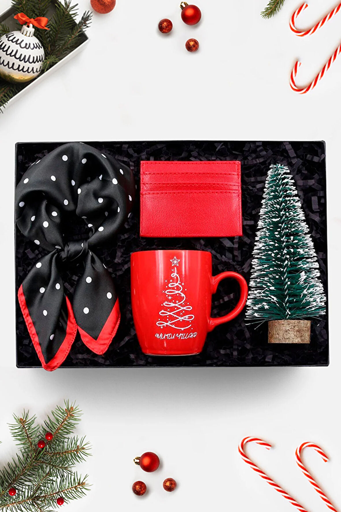 Puantiyeli Fular & Mutlu Yıllar Kupa & Çam Ağacı & Kırmızı Kadın Kartlık Hediye Seti
