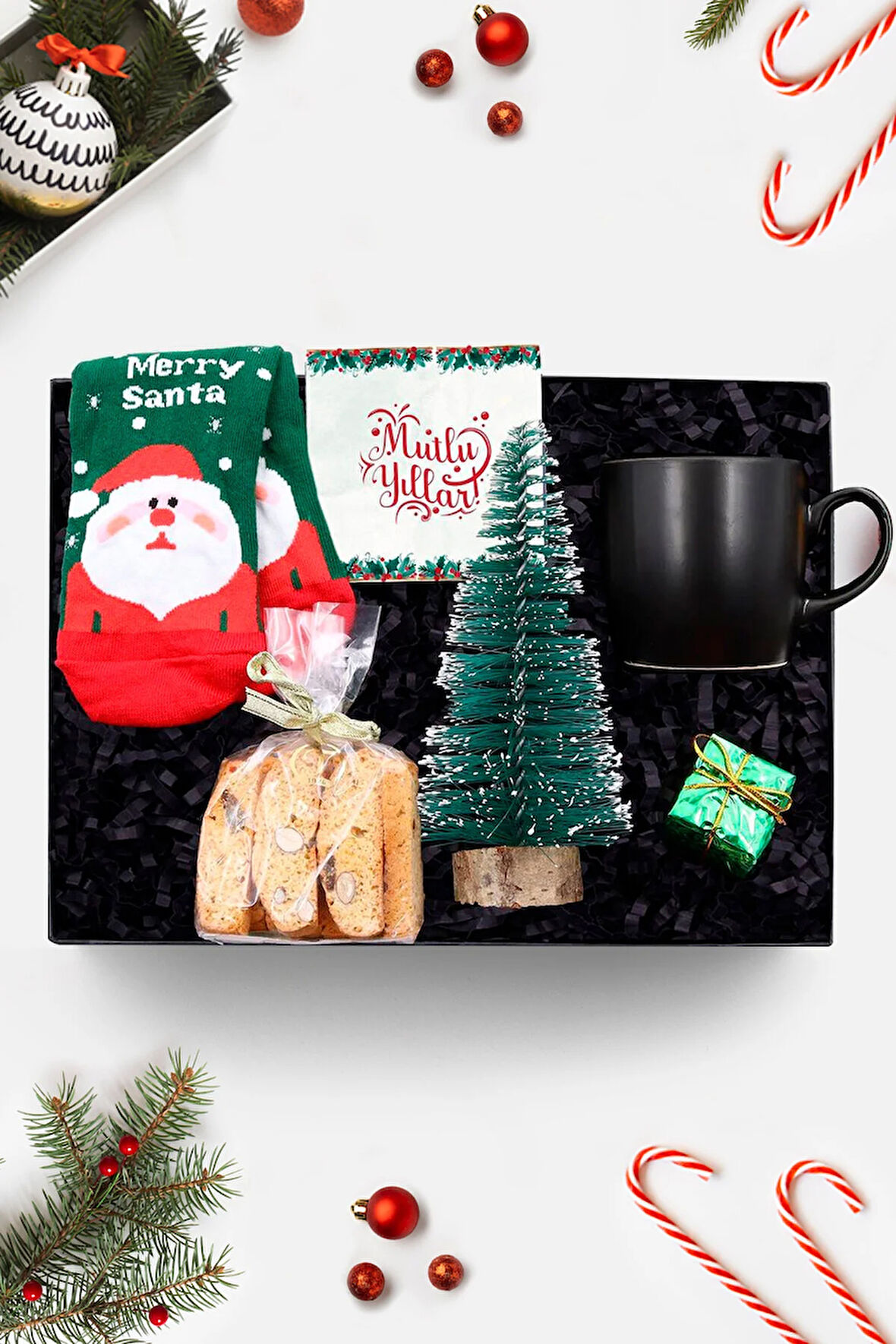 Yılbaşı Çorabı & Siyah Kupa & Ahşap Zeminli Mini Çam Ağacı & Bademli Kurabiye Hediye Seti