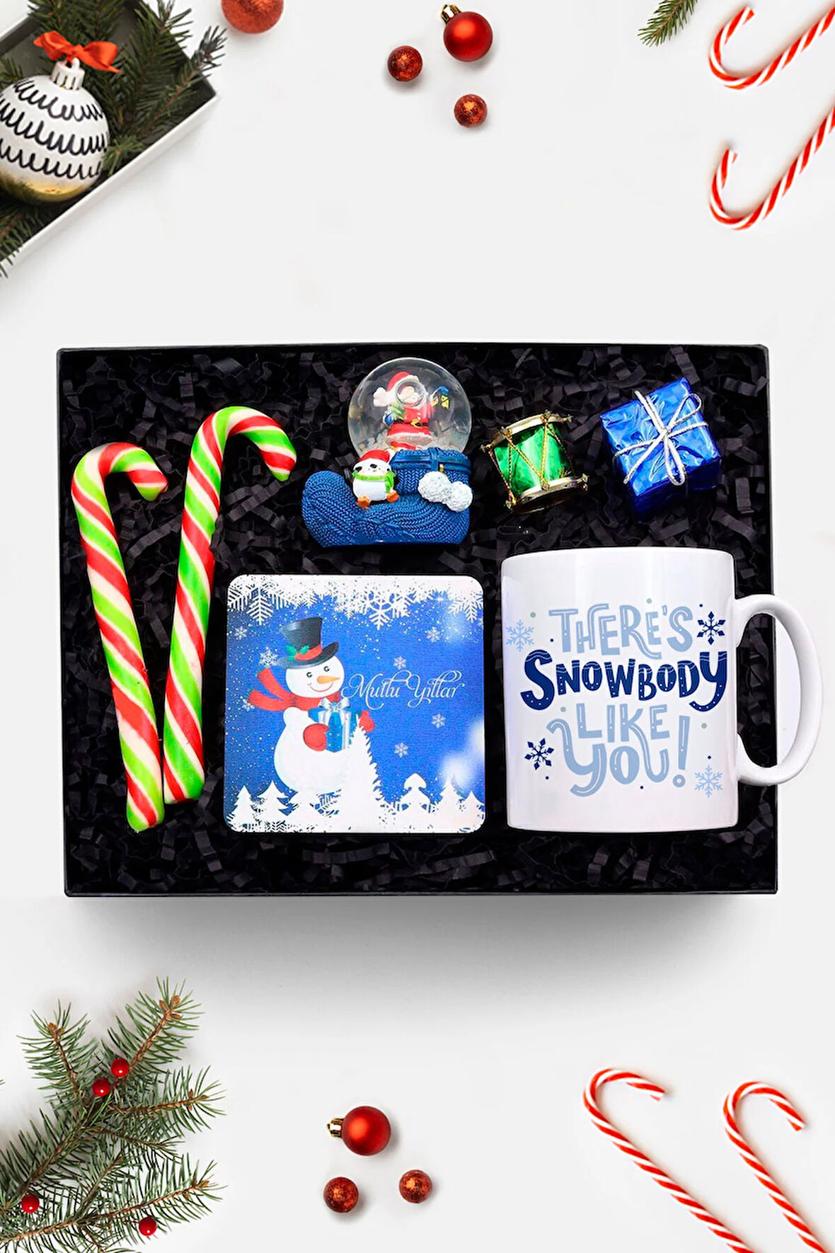 Kupa & Eldiven Temalı Yılbaşı Kar Küre & Yılbaşı Bardak Altlığı & 2'li Baston Şeker Hediye Seti