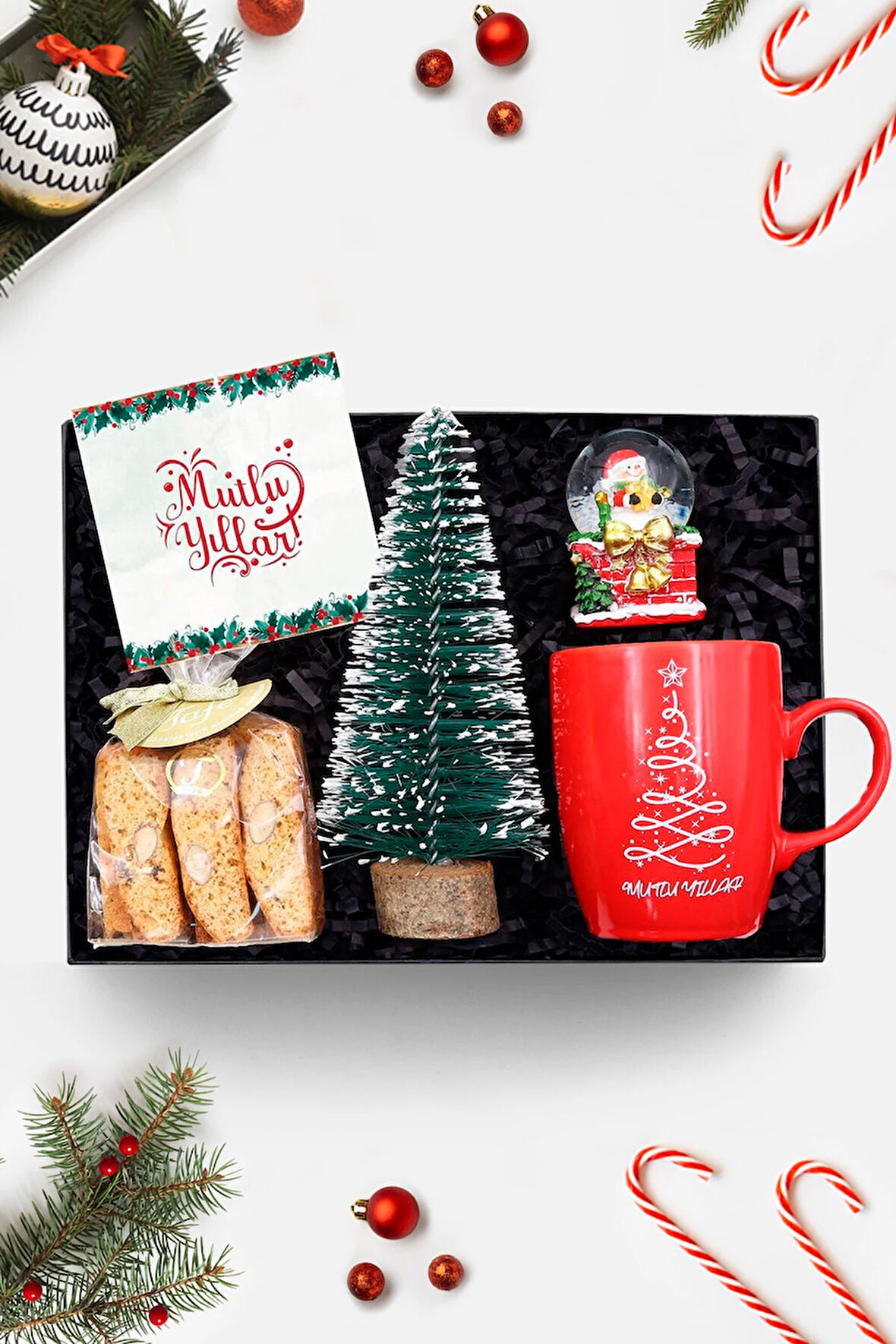 Yılbaşına Özel Çam Ağacı & Mutlu Yıllar Kupa & Bademli Kurabiye & Yılbaşı Kar Küresi Hediye Seti