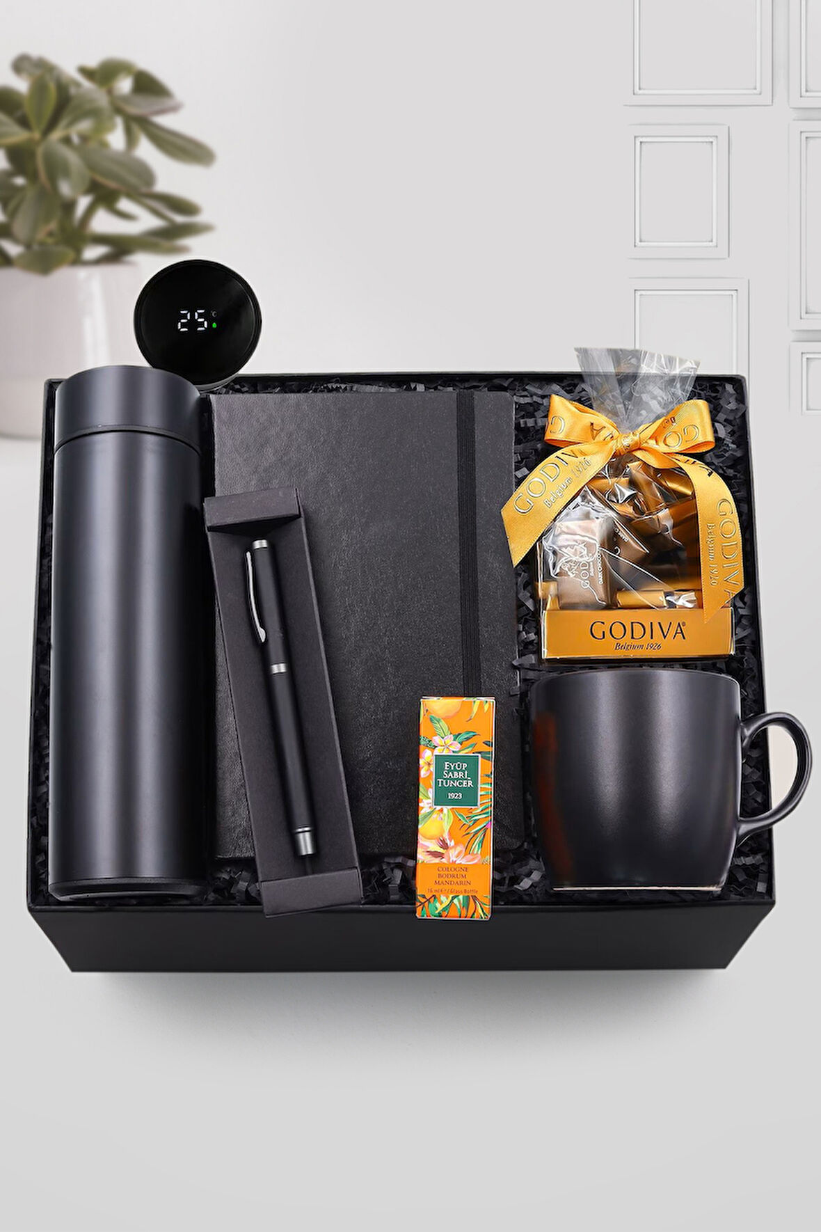 Siyah Defter-Siyah Kupa-Siyah Mat Kalem-Siyah Dereceli Termos-Godiva Napoliten Çikolata-Mini Kolonya