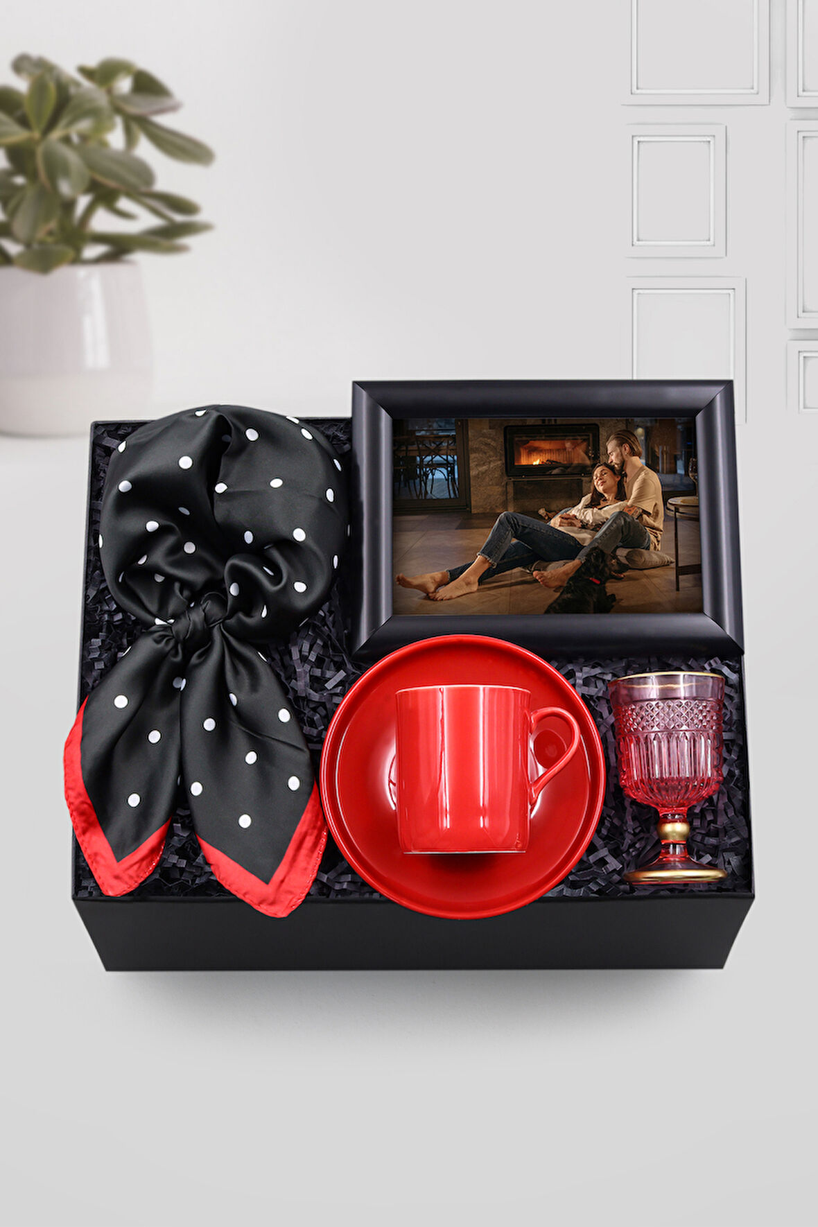 Siyah Çerçeve & Parlak Kırmızı Fincan & Kahve Su Kadehi & Puantiyeli Fular Hediye Seti