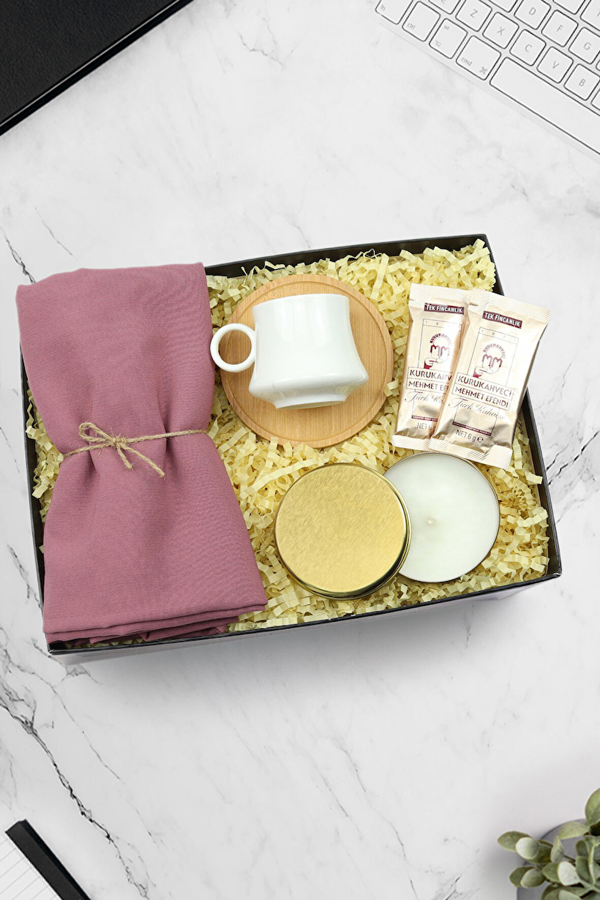 Metal Kutulu Mum & Bambu Tabaklı Beyaz Fincan & Pembe Şal & 2'li Türk Kahvesi Hediye Seti