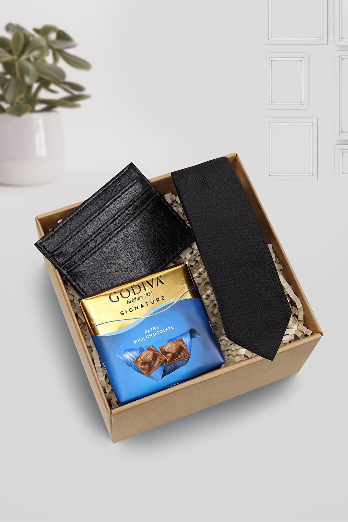 Siyah Kartlık & Siyah Kravat & Godiva Çikolata Hediye Seti