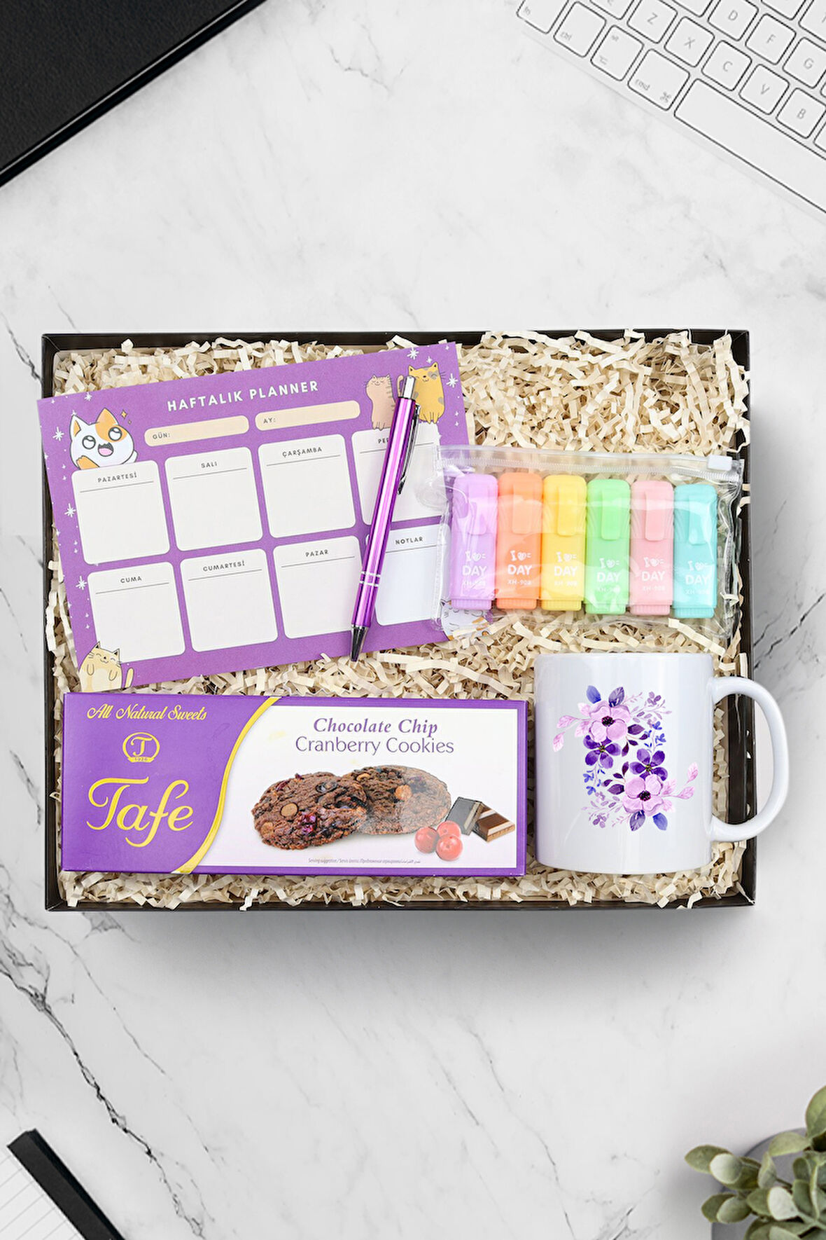Kupa-Haftalık Planner-Tükenmez Kalem-Çikolata Parçacıklı Kurabiye-Fosforlu Kalem Hediye Seti