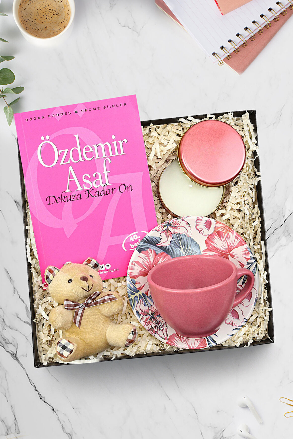 Pembe Metal Mum & Pembe Fincan & Ayıcık Anahtarlık & Özdemir Asaf - Dokuza Kadar On Hediye Seti