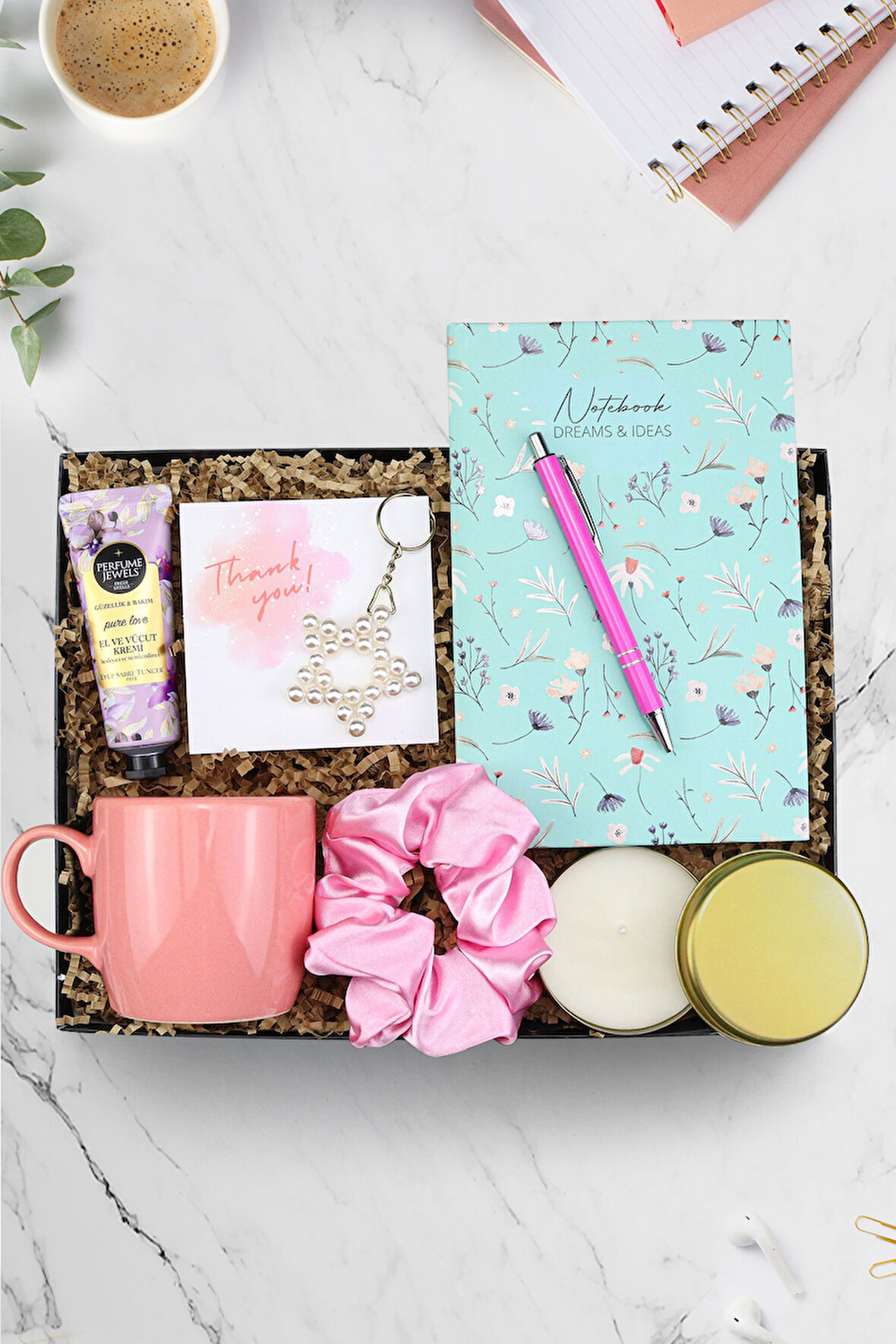 Yeşil Çiçek Defter-Krem-Pembe Kupa-Toka-İnci Anahtarlık-Pembe Tükenmez Kalem-Metal Mum Hediye Seti