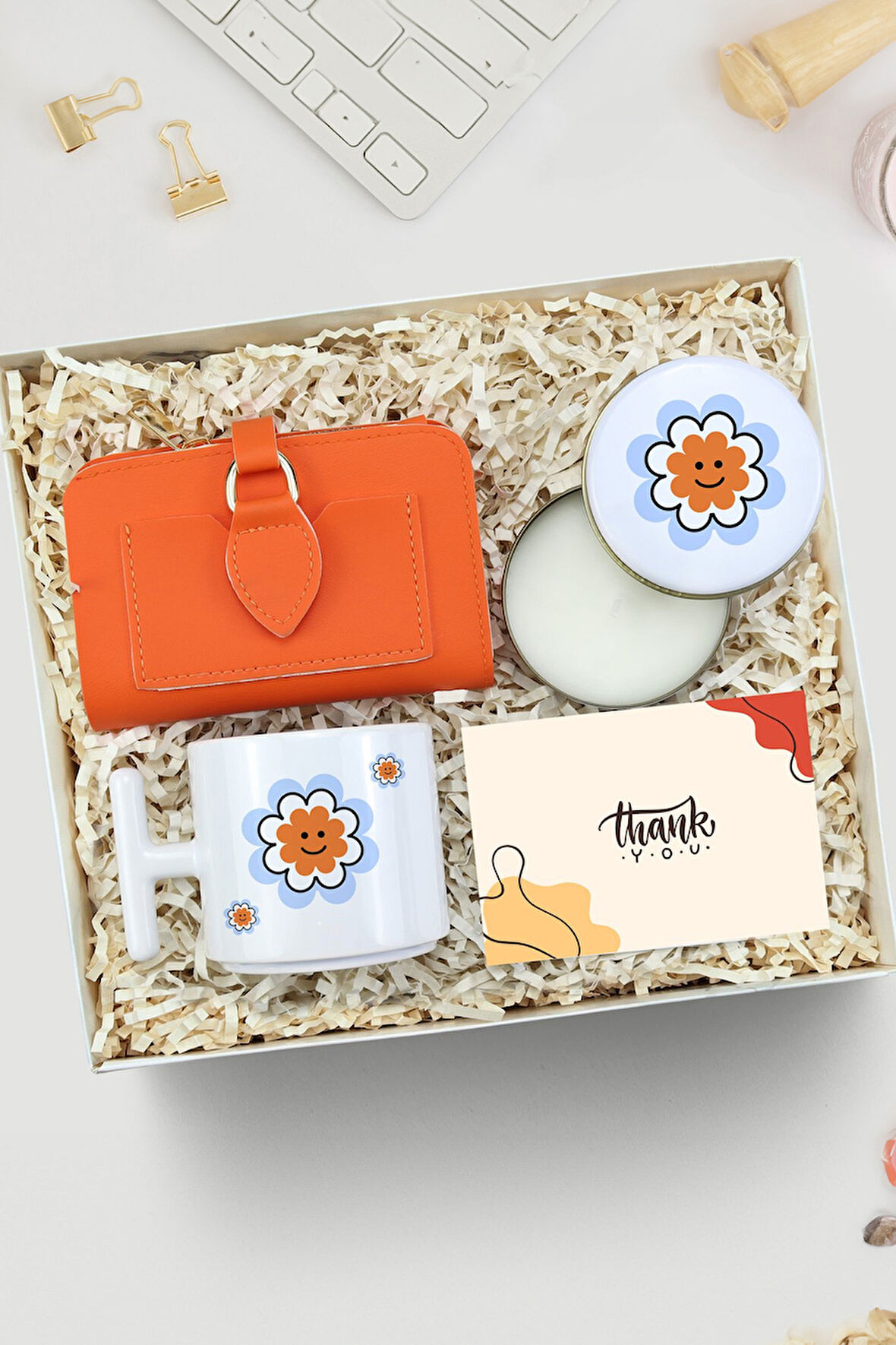 T Kupa & Beyaz Metal Kutulu Mum & Yumuşak Deri Kartlık Cüzdan Hediye Seti