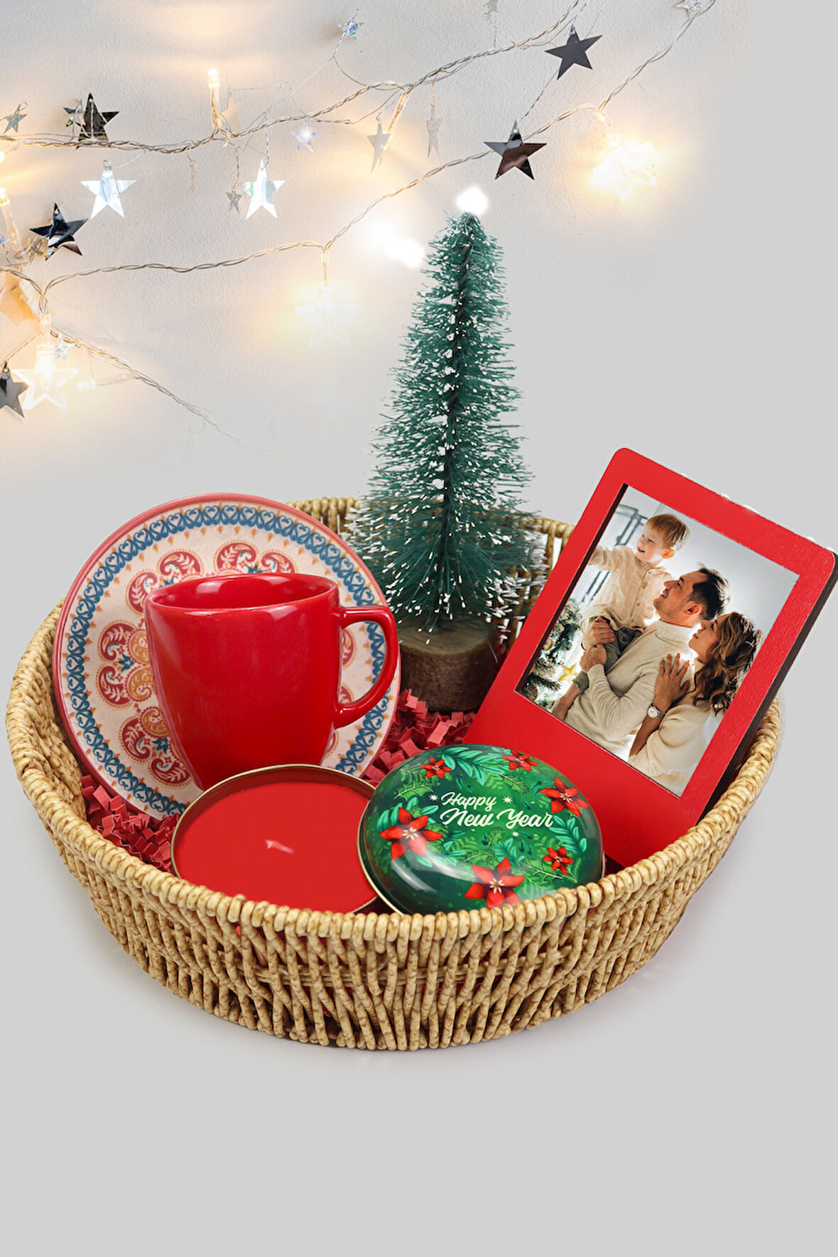 Türk Kahvesi Fincanı & Yılbaşı Metal Kutulu Mum & Çerçeve & Ahşap Zeminli Mini Çam Ağacı Hediye Seti