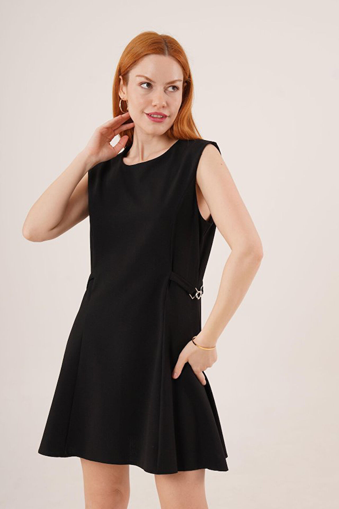 Yonca Moda Evi Yanları Zincir Detaylı Sıfır Kol Siyah Mini Elbise