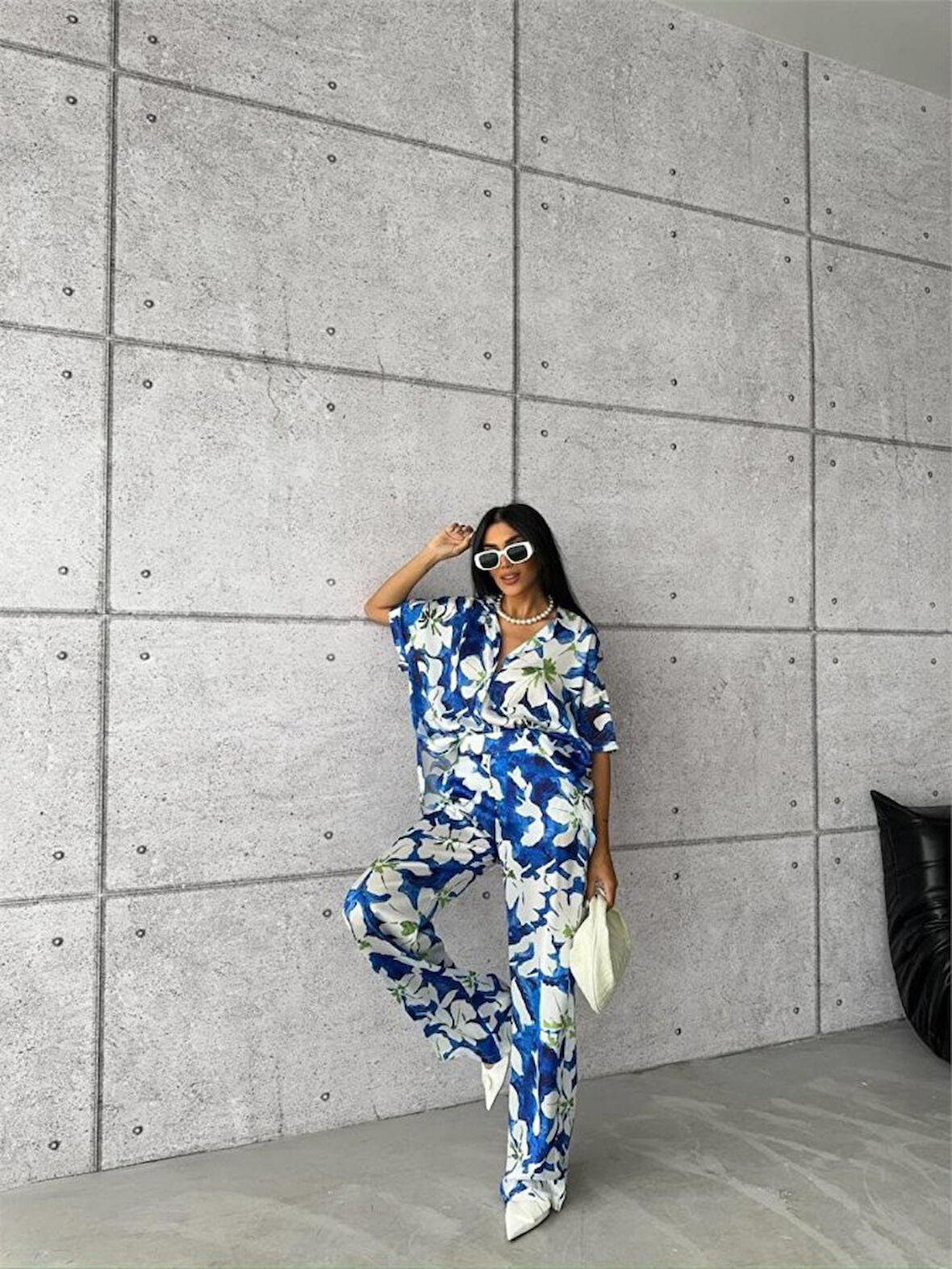 Yonca Moda Evi MAVİ ZEMİN BÜYÜK ÇİÇEK DESEN SATEN GÖMLEK-PANTOLON TAKIM - Mavi