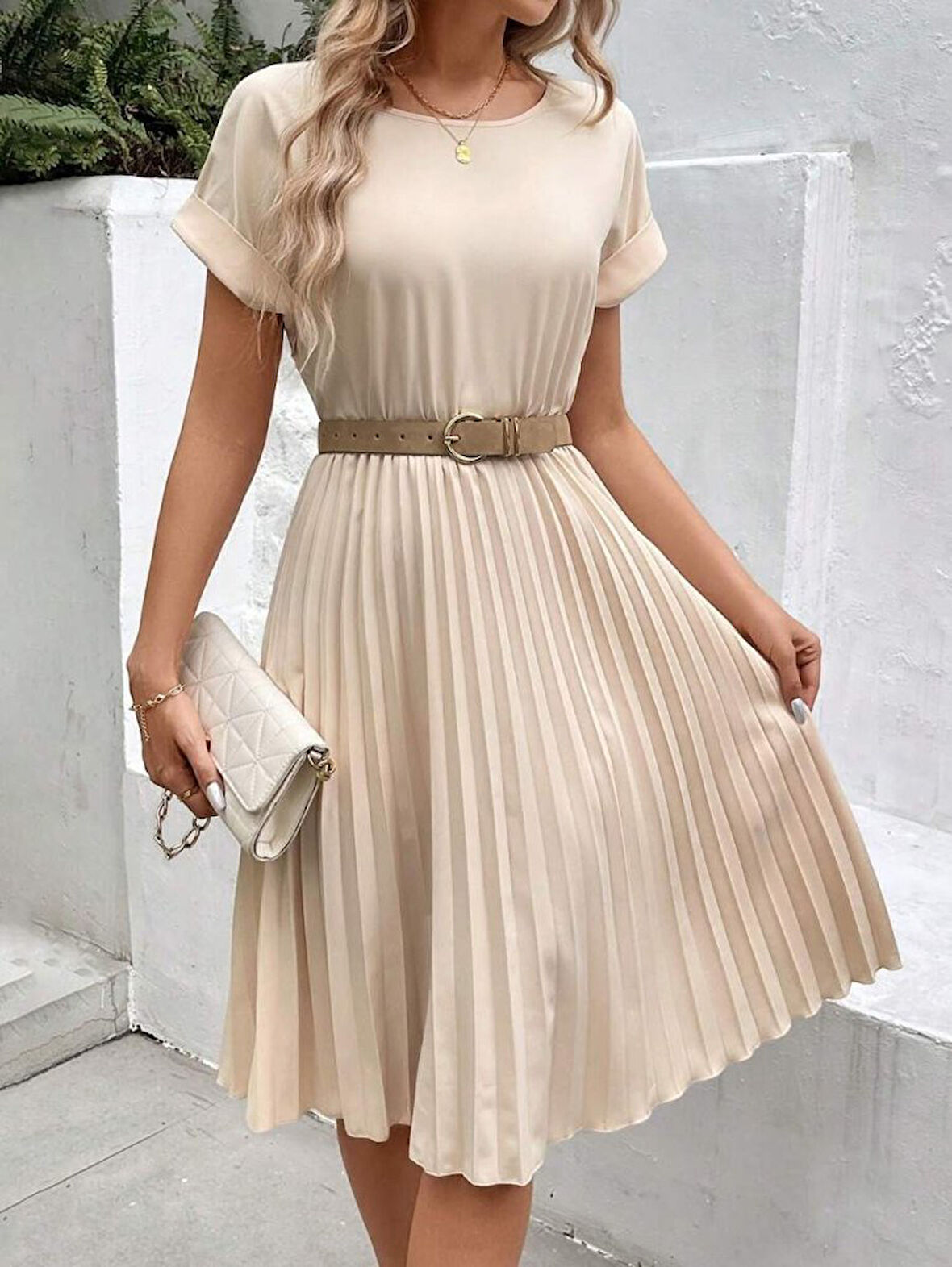 Yonca Moda Evi Kadın Kısa Kollu Yakası Açık Belden Lastikli Pileli Kısa Ithal Krep Elbise