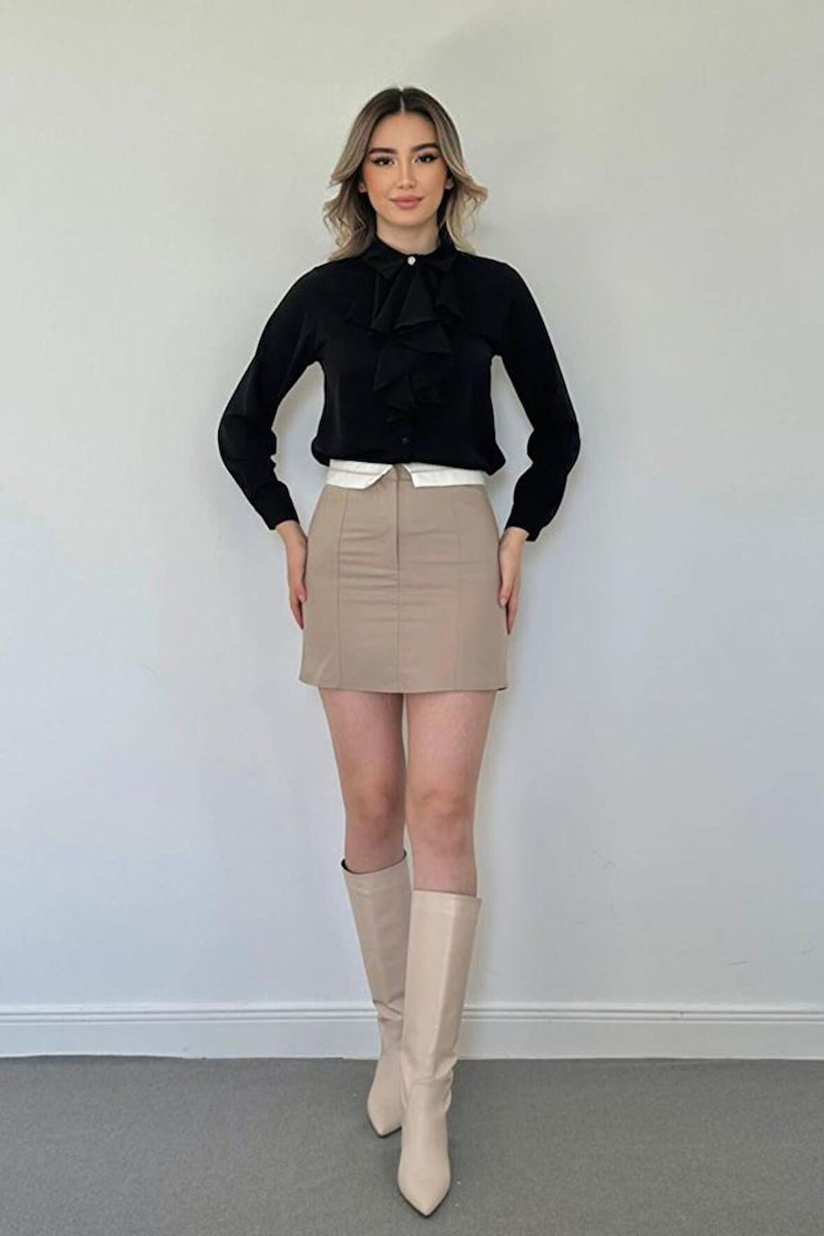 Yonca Moda Evi Bej Kemeri Bilyeli Mini Etek
