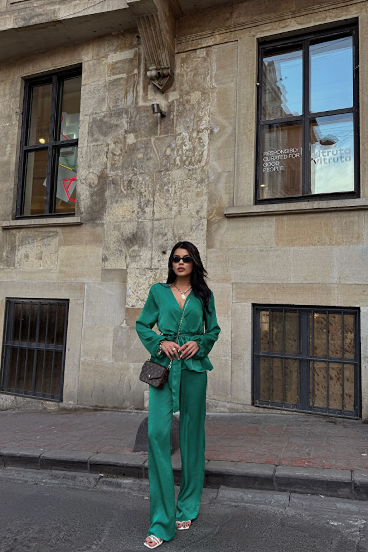Yonca Moda Evi SATEN KRUVAZE BAĞLAMALI BLUZ- PANTOLON TAKIM - Yeşil
