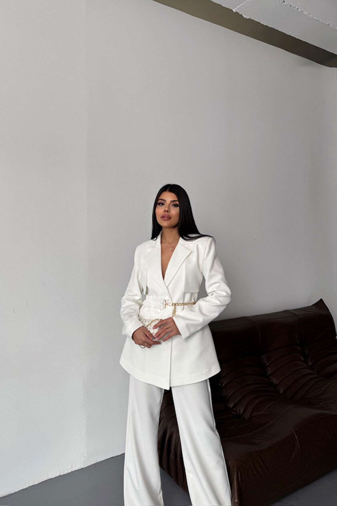Yonca Moda Evi CEKET PANTOLON TAKIM TASARIM ZİNCİRKEMER DETAYLI - Beyaz