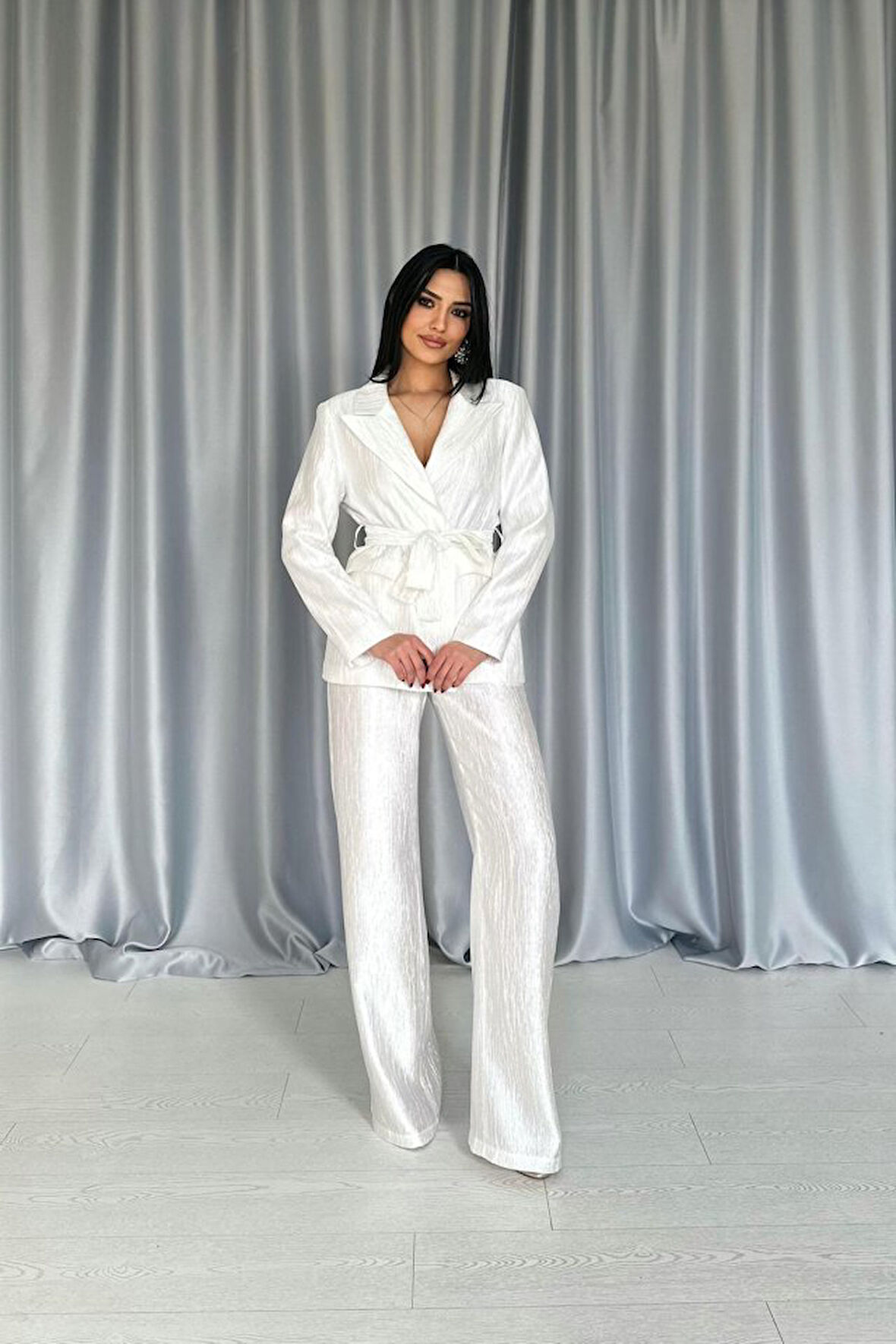 Yonca Moda Evi Ekru Beli Kuşaklı Ceket Ve Pantolon Parlak Takım