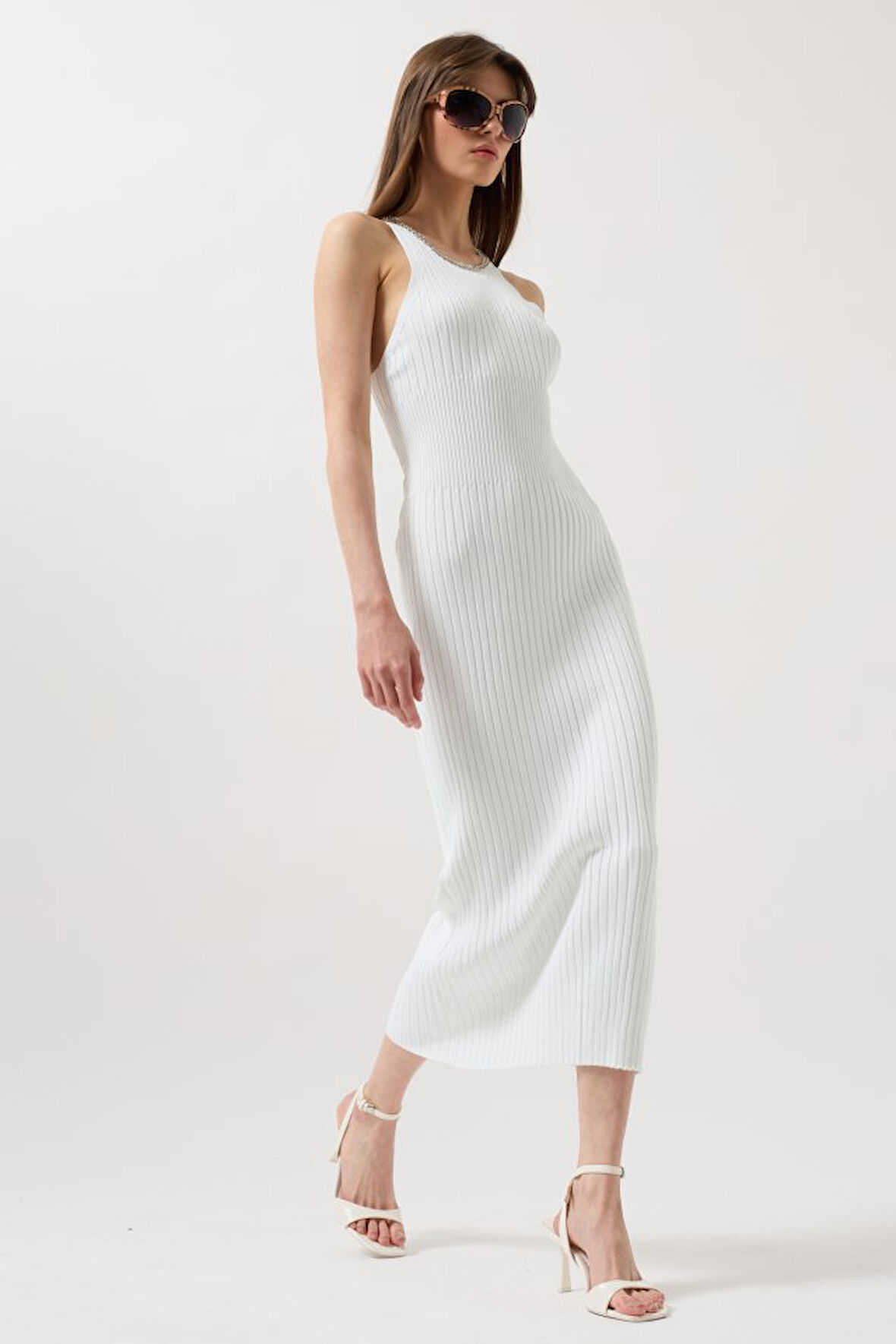 Yonca Moda Evi Halter Yaka Zincir Aksesuarlı Çapraz Askılı Elbise