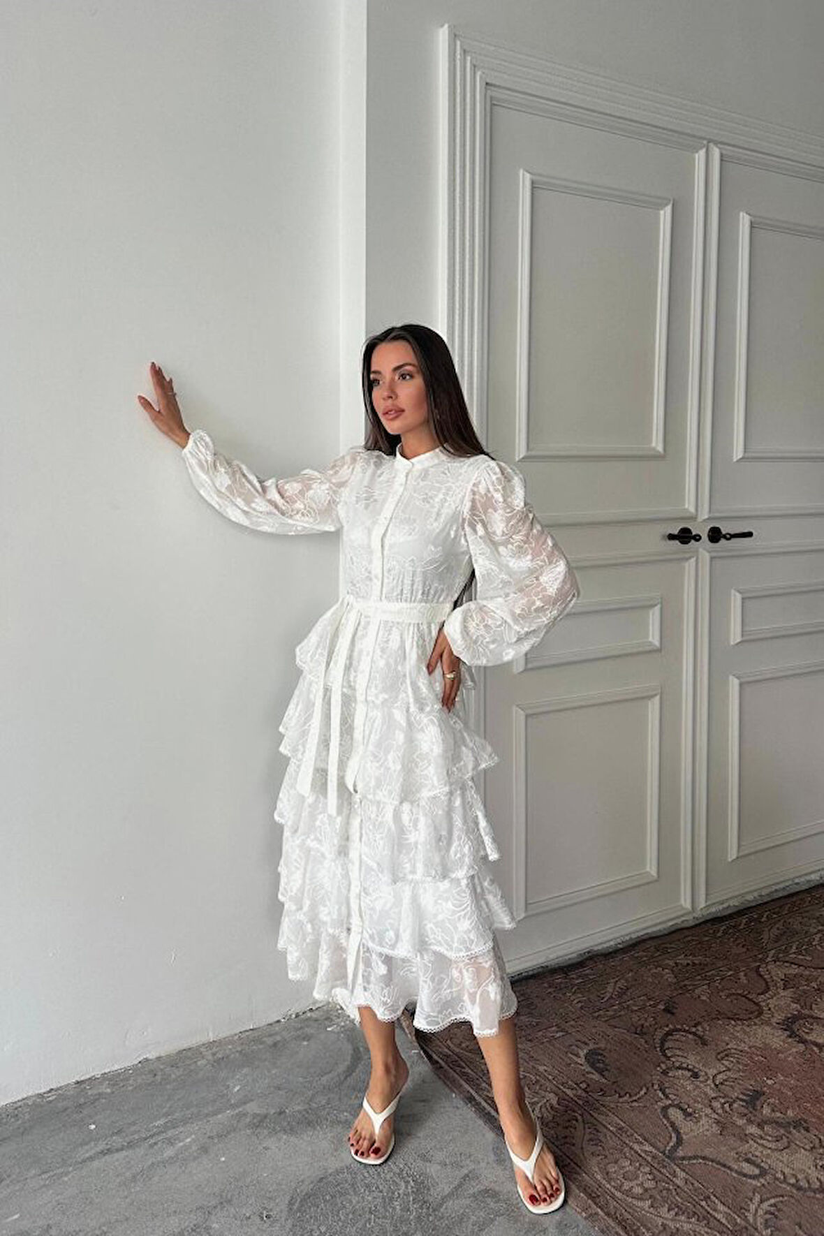 Yonca Moda Evi Beyaz Valonlu Şeritli Kat Kat Elbise