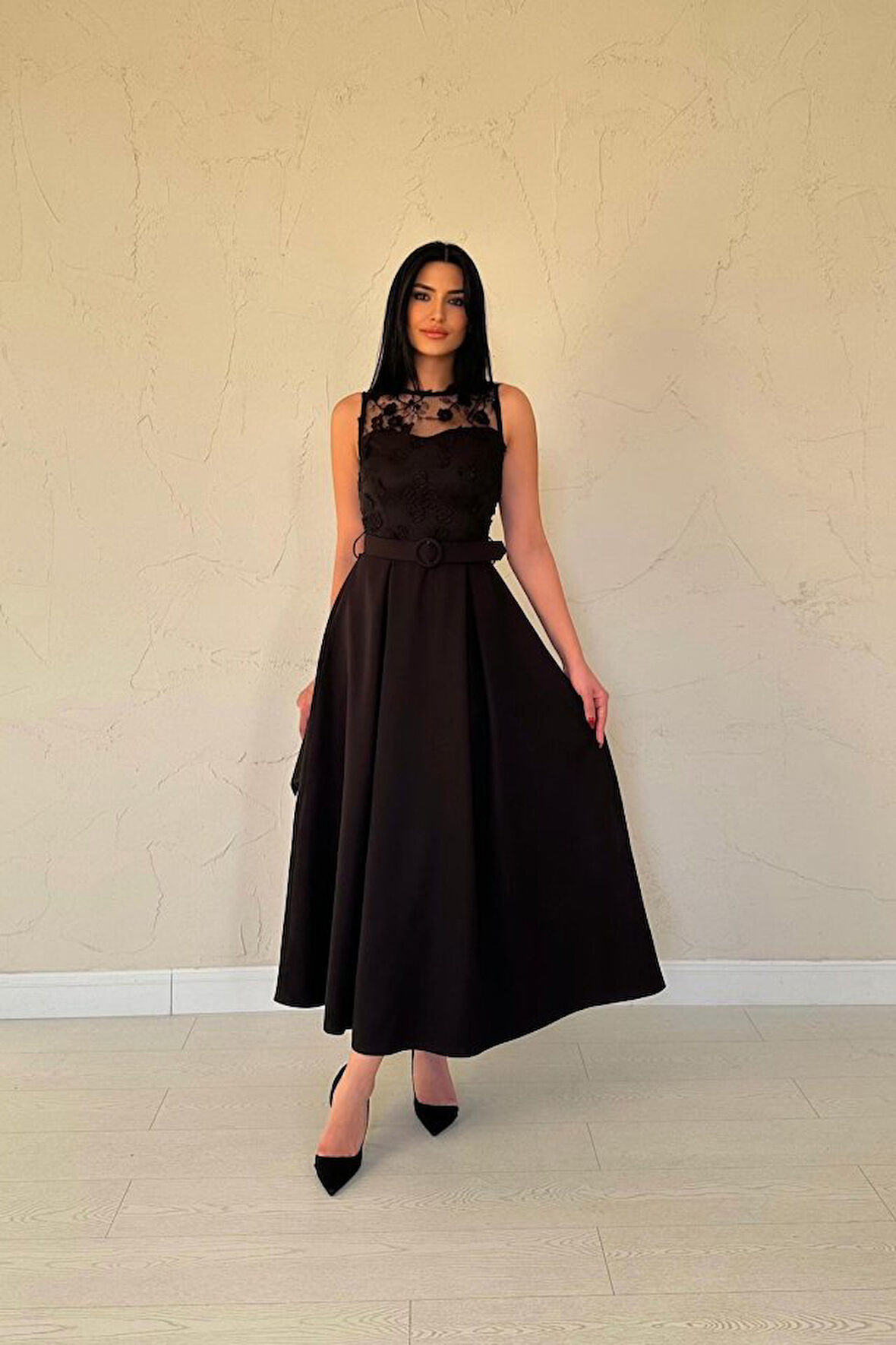 Yonca Moda Evi Siyah Önü Dantel Detaylı Kemerli Elbise