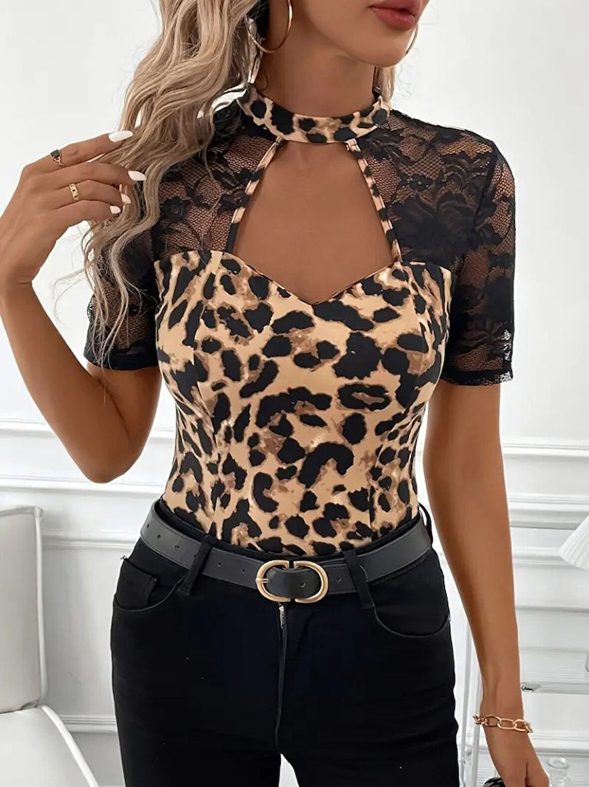 Yonca Moda Evi Kadın Kısa Kollu Yarı Balıkçı Dantel Yaka Göğüs Dekolteli Leopar Desenli Dalgıç Bluz