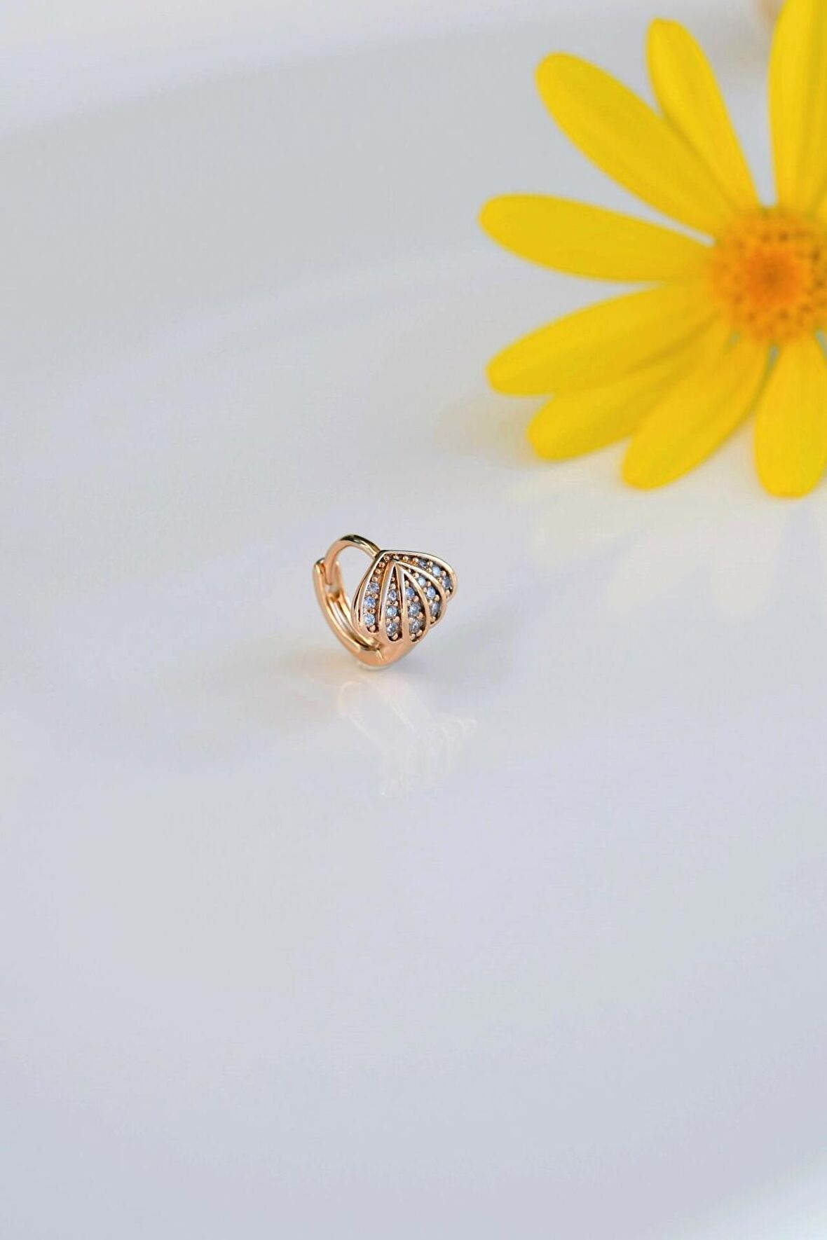 Zirkon Taşlı İstiridye Tasarımlı Helix Küpesi Kıkırdak