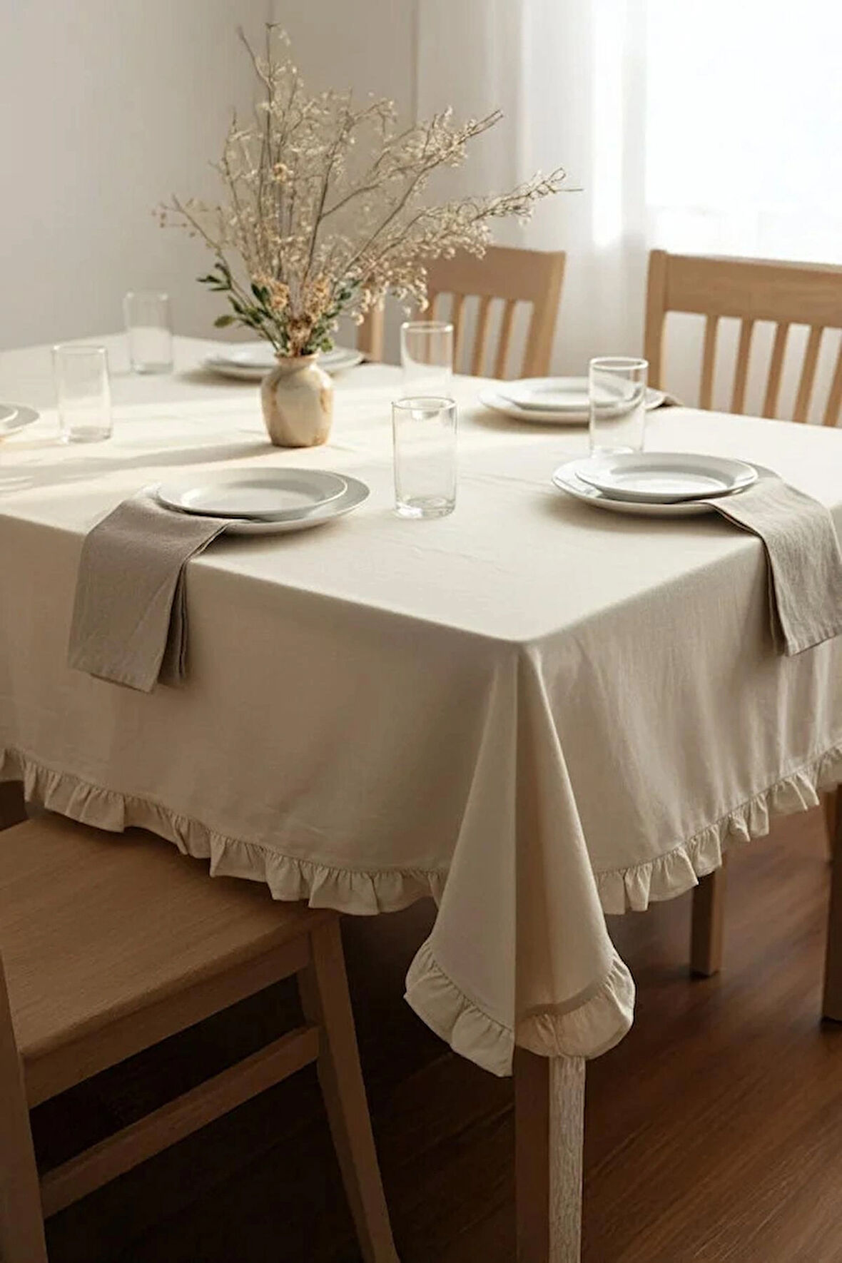 Fırfırlı Krem Pamuklu Masa Örtüsü – Şık ve Zarif Tasarım  120x160cm