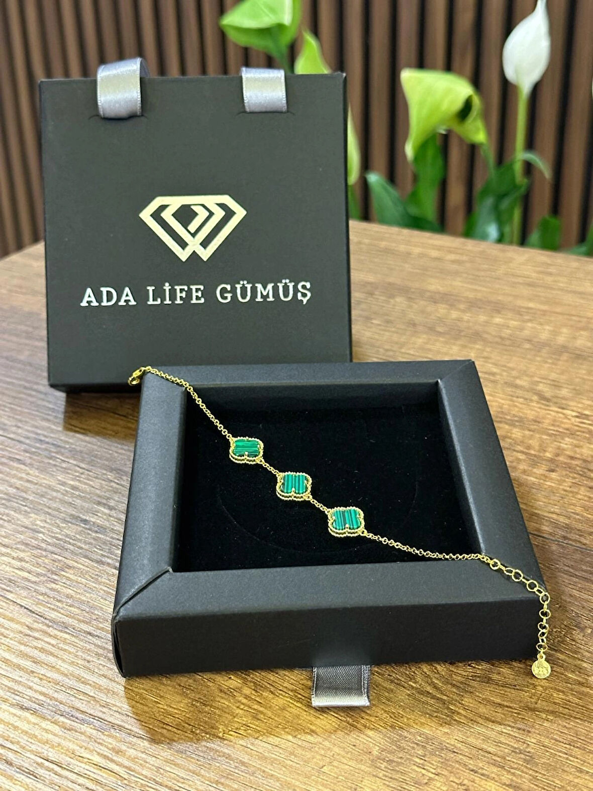 (Çantalı KUTU) 925 Ayar Gümüş 18 ayar Gold Kaplama 3 sıra Yeşil Taşlı Yonca Bileklik