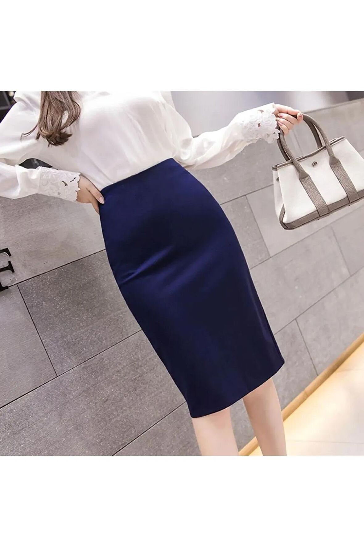 Arkadan Yırtmaçlı Kısa Saten Etek