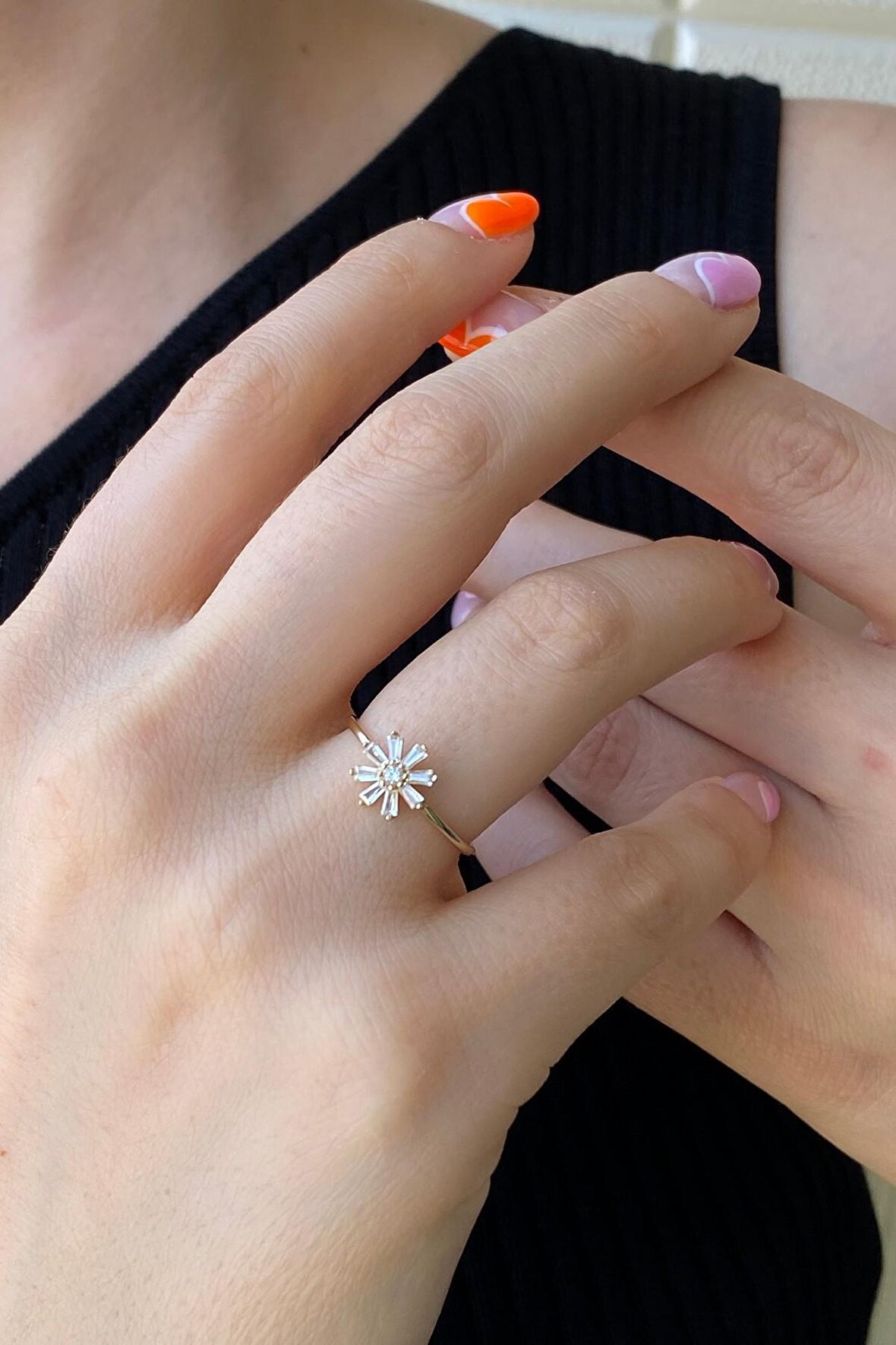 Zümrüt Sarraf 14 Ayar Yeşil Altın Kadın Minimal Taşlı Papatya Yüzük