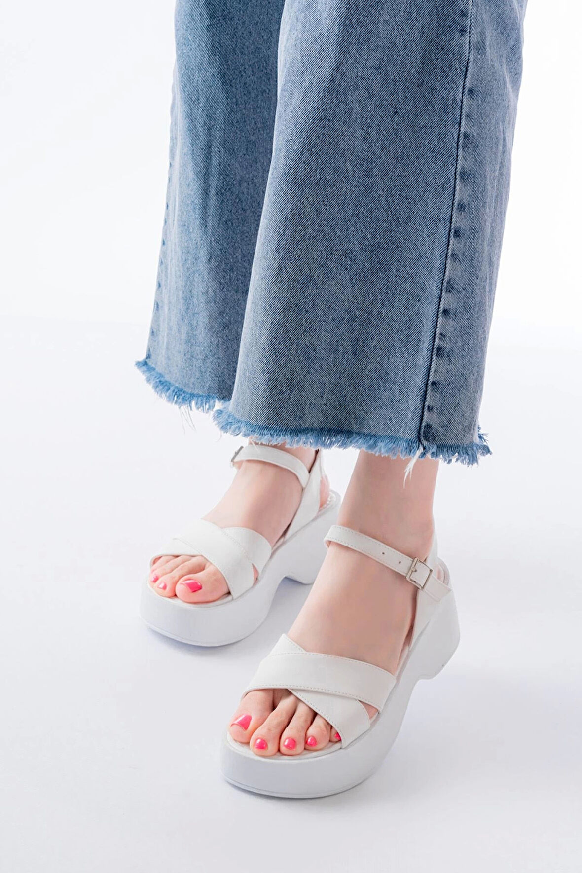 24414-1005 Beyaz Günlük Çapraz Dolgu Topuk Kadın Sandalet