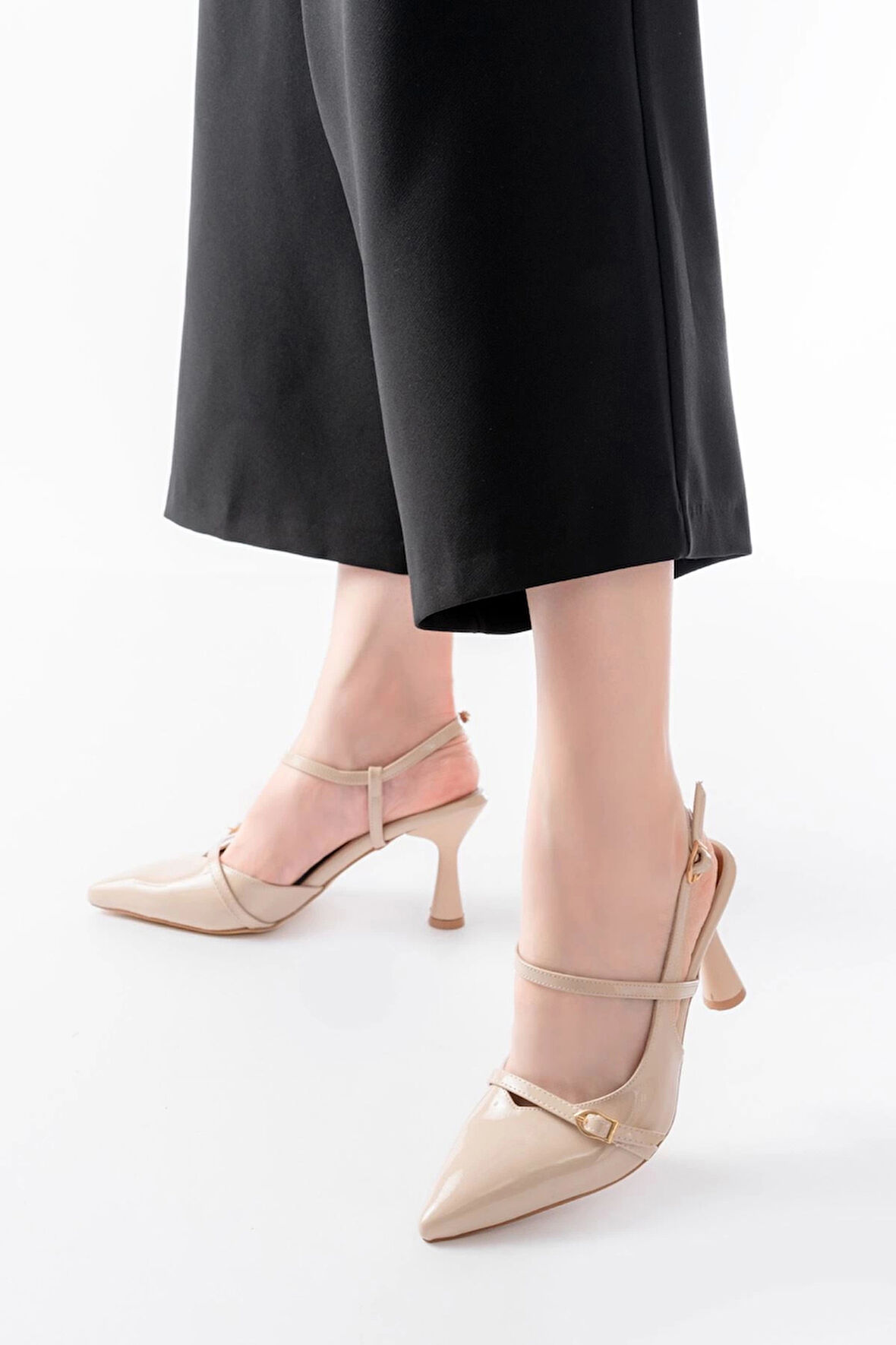 K-6722 Bej Rugan Toka Detaylı Sivri Burun Kadın Ayakkabı