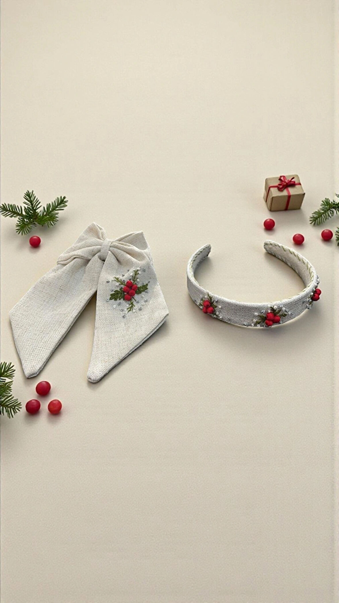 Kokina Motifli El Nakışlı Keten Taç ve Fiyonk Toka Seti – El Yapımı Aksesuar Seti