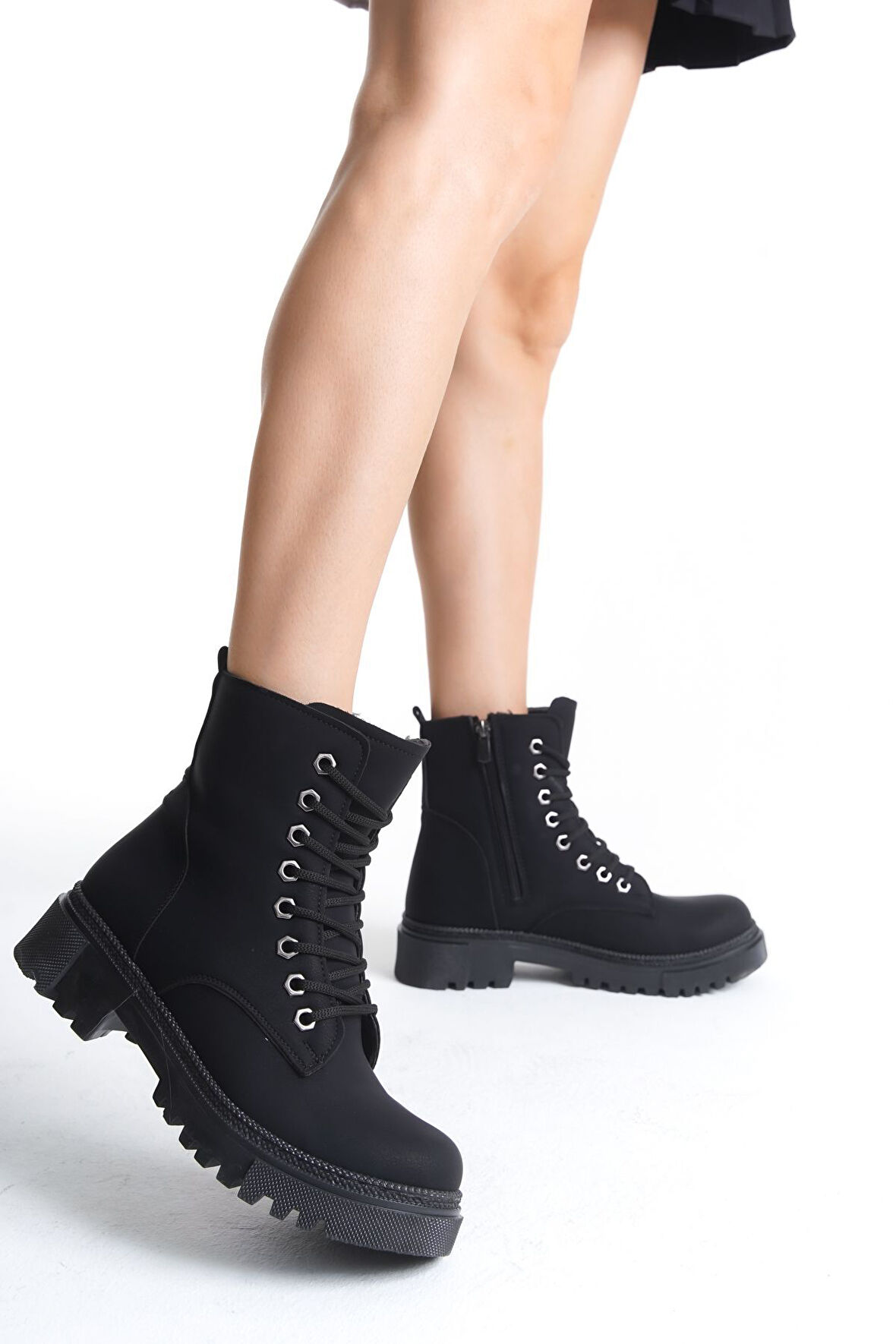 Kadın Siyah Bağcık Ve Fermuarlı Kaymaz Taban Bot