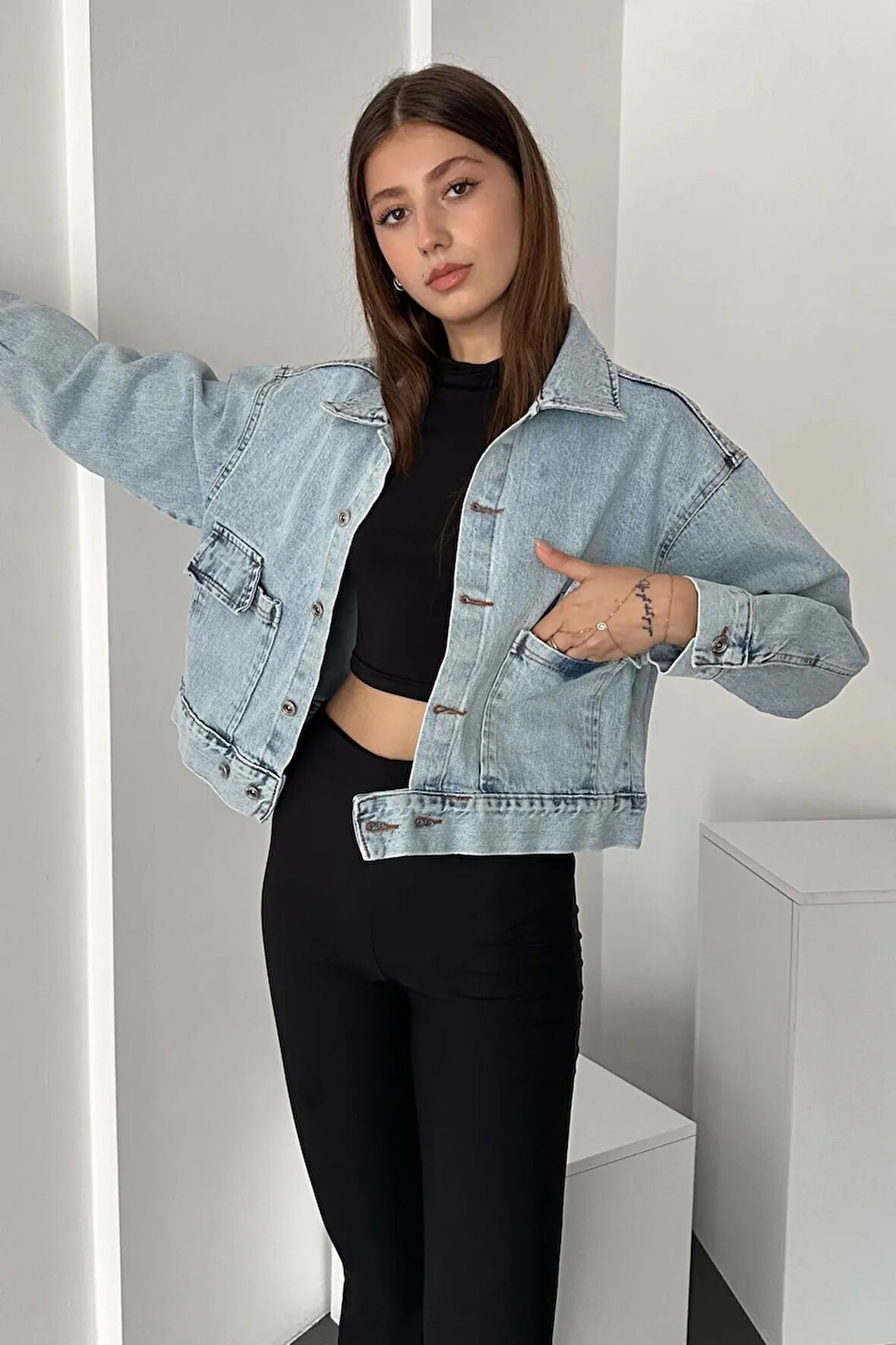 ÇİFT CEPLİ BELİNDE DÜĞME DETAYLI KOT CEKET