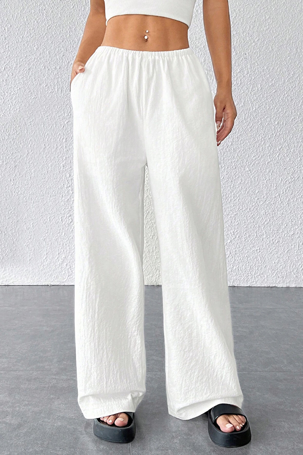 Kadın Beyaz Bol Kesim Cepli Geniş Paça Dökümlü Pantolon