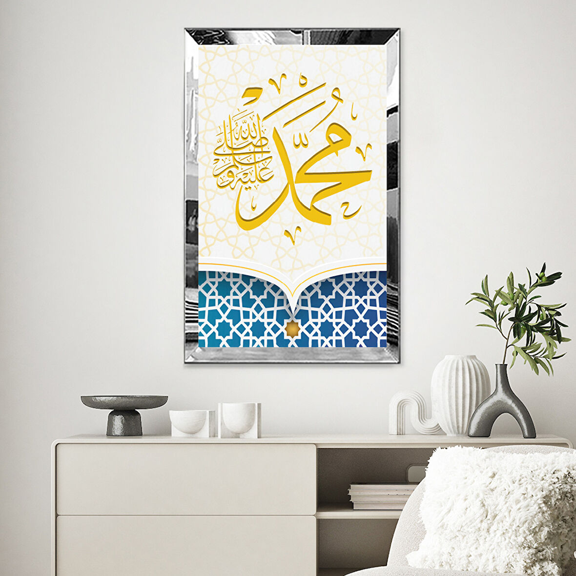 GÜMÜŞ AYNALI PLEKSİ ÇERÇEVELİ BEYAZ ARKA PLAN DESENLİ HAT SANATLI ARAPÇA MUHAMMED (S.A.V) TABLOSU