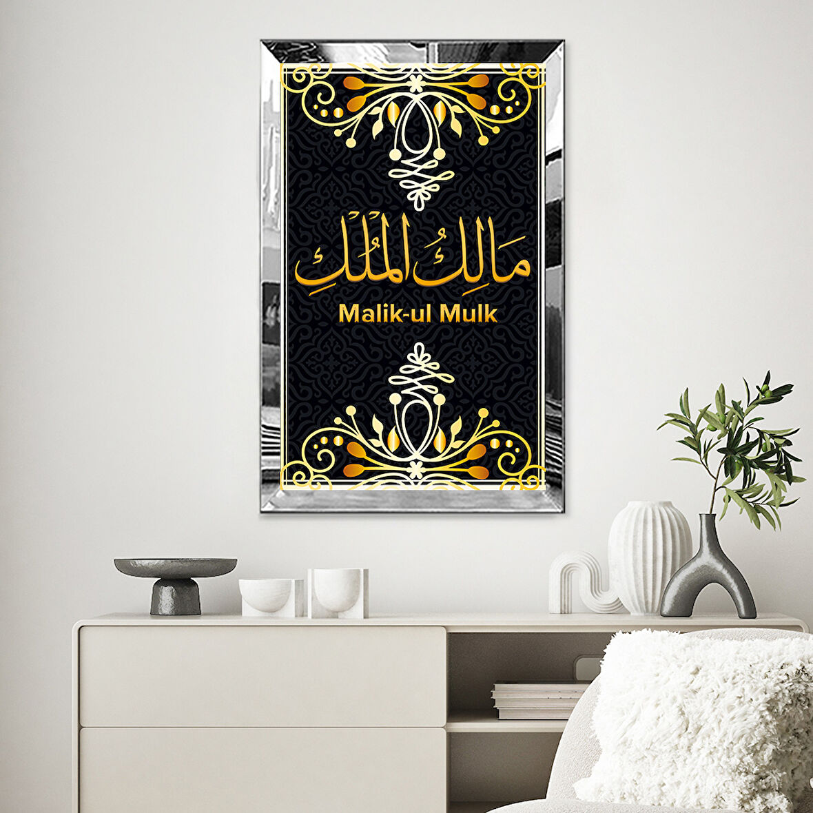 GÜMÜŞ  AYNALI PLEKSİ ÇERÇEVELİ SİYAH ARKA PLANLI GOLD MOTİF DETAYLI MALİK'ÜL MÜLK  YAZILI TABLO