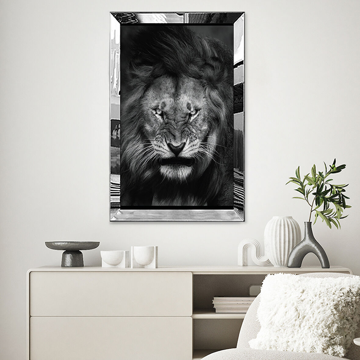 GÜMÜŞ  AYNALI PLEKSİ ÇERÇEVELİ SİYAH BEYAZ SERT BAKIŞLI ASLAN TABLOSU