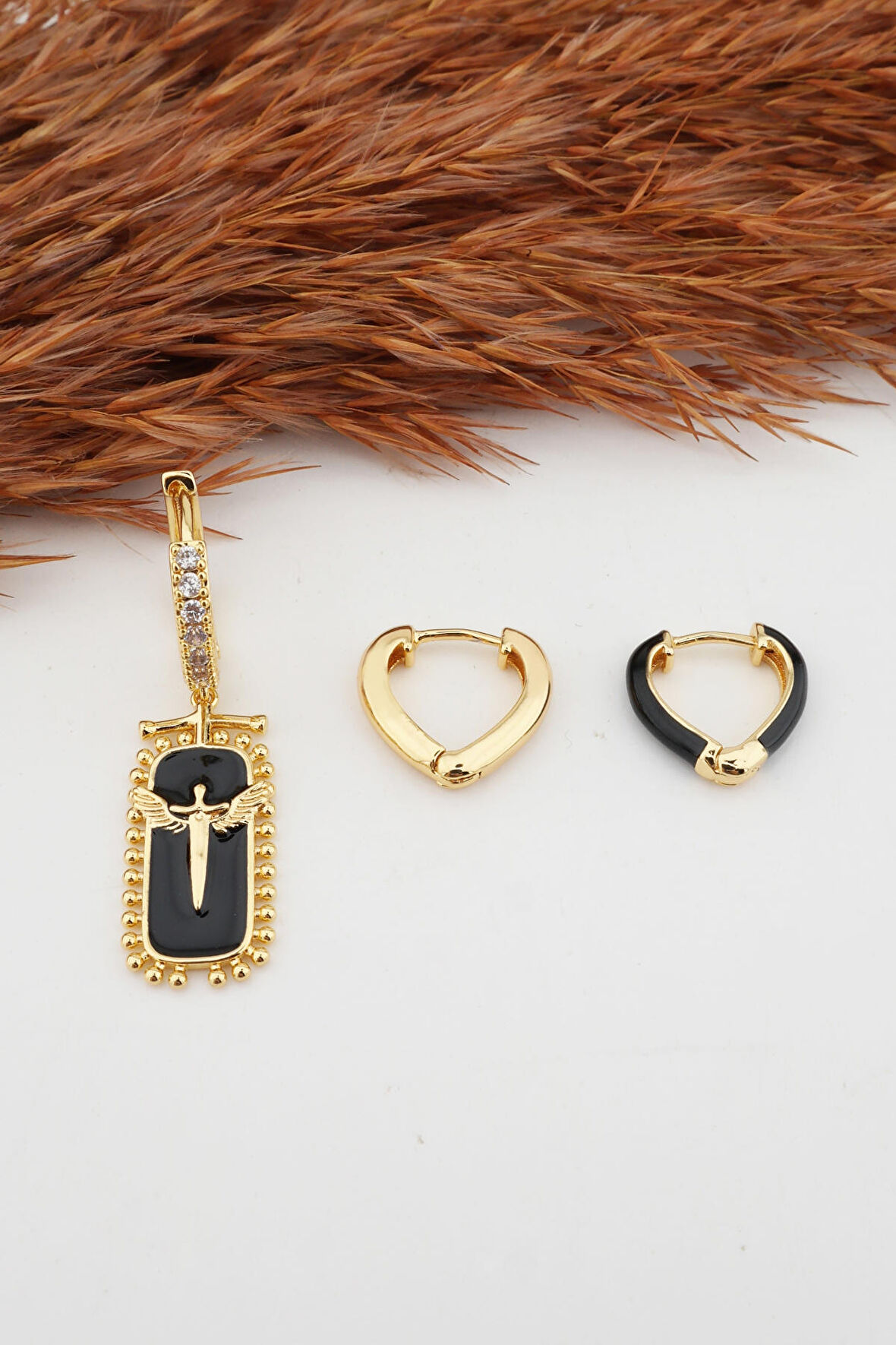 Kadın Kararmaz Mineli Kalp Detaylı Zirkon Küpe Set