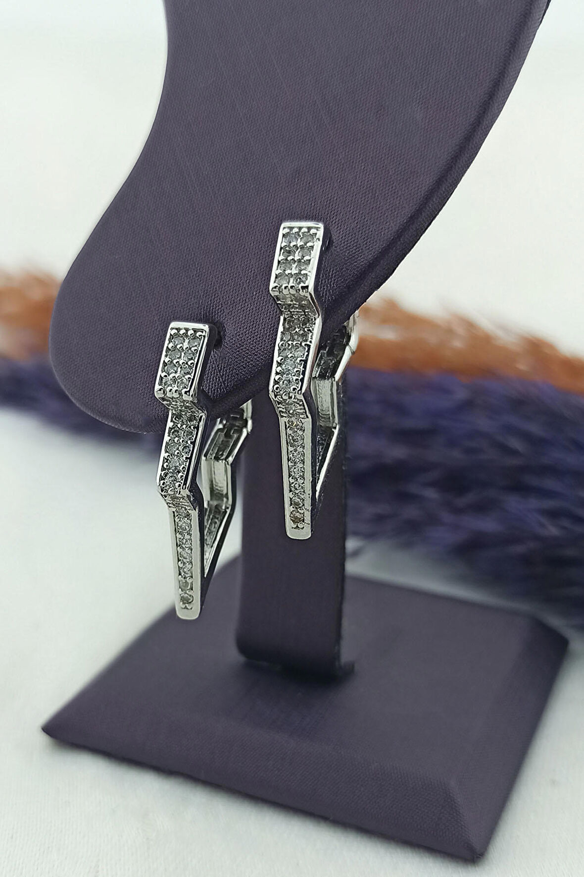 Kadın Altın Kaplama Kararmaz Üç Boyutlu Şimşek Model Çift Küpe