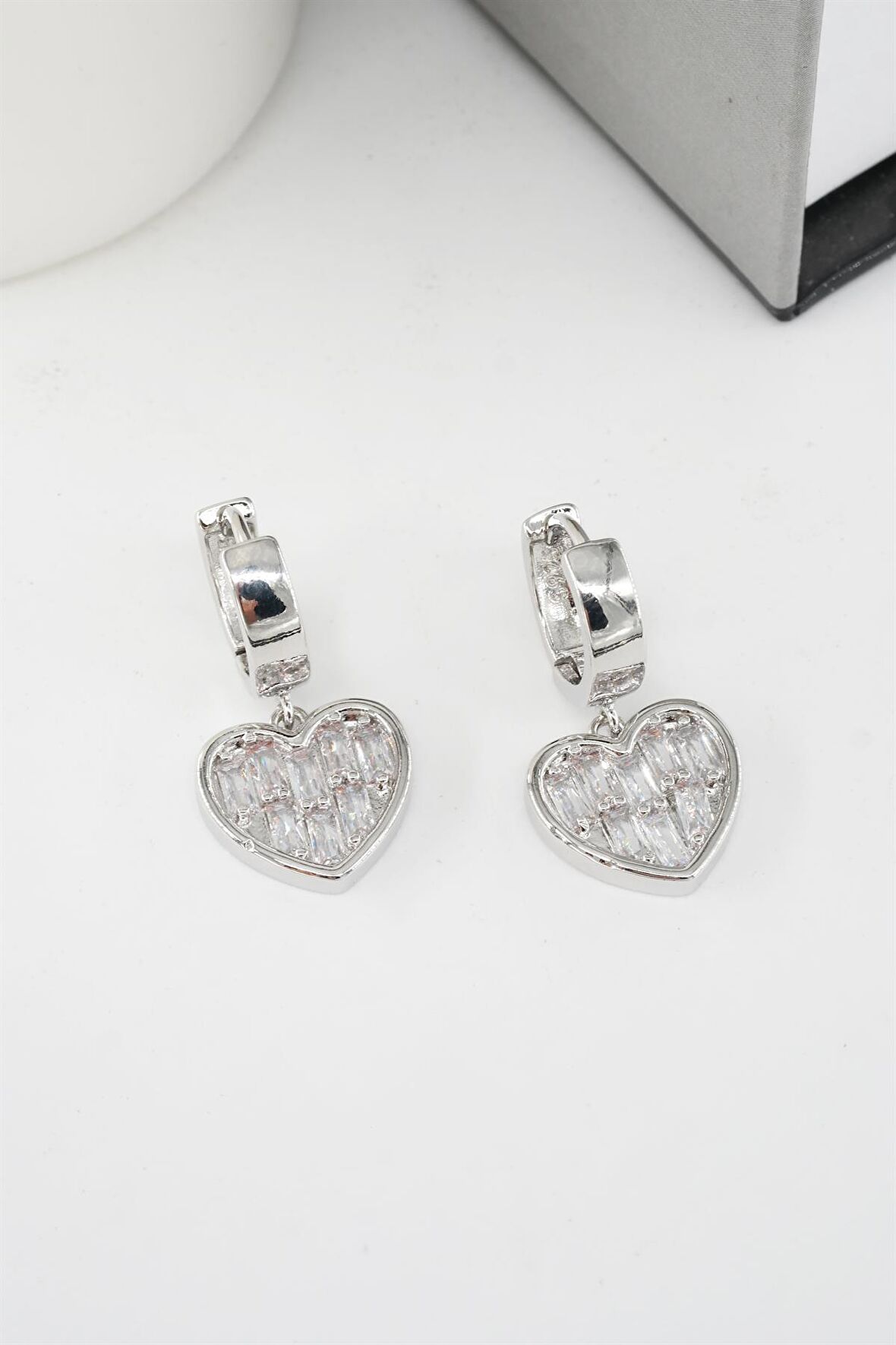 Kadın Vip Seri Baget Zirkon Taşlı Sallantılı Kalp Model Klipsli 2'li Set Küpe
