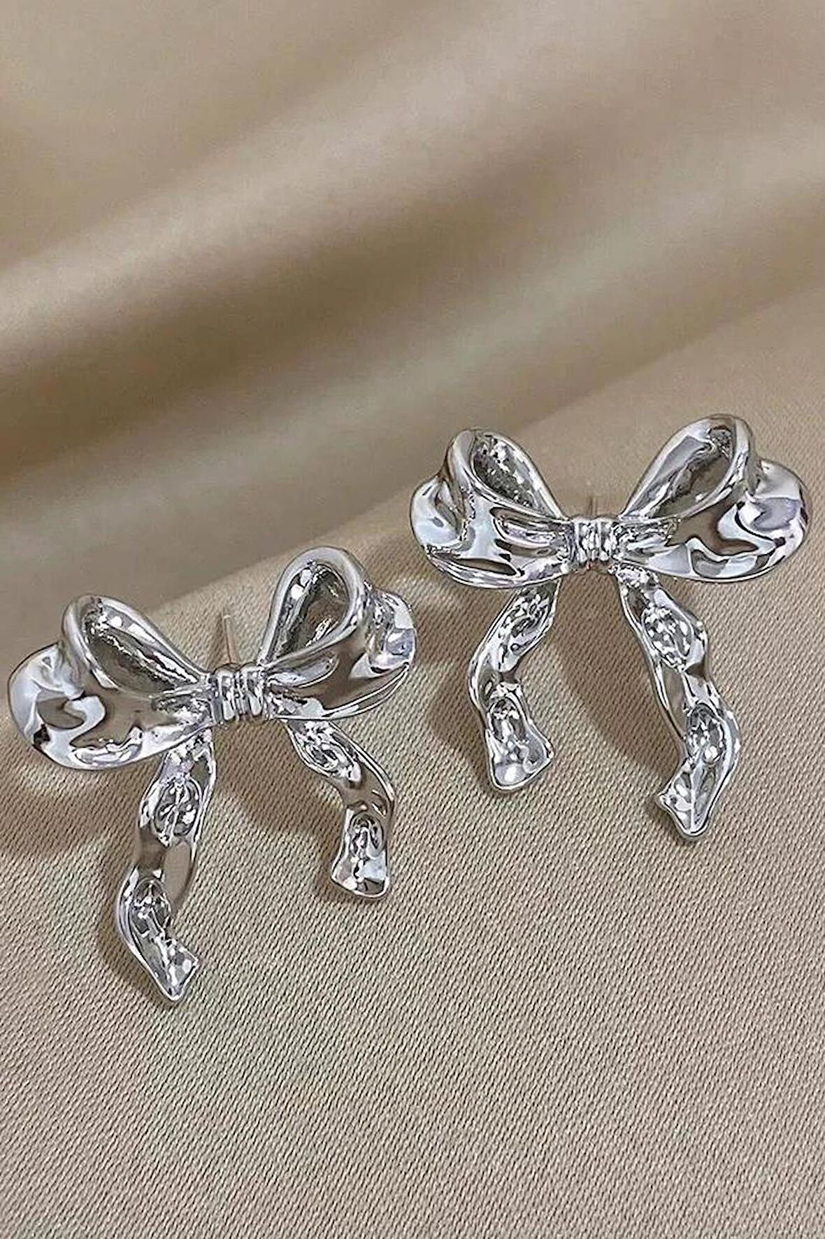 Kadın Özel Tasarım Fiyonk Figürlü 2.5 cm Küpe 001
