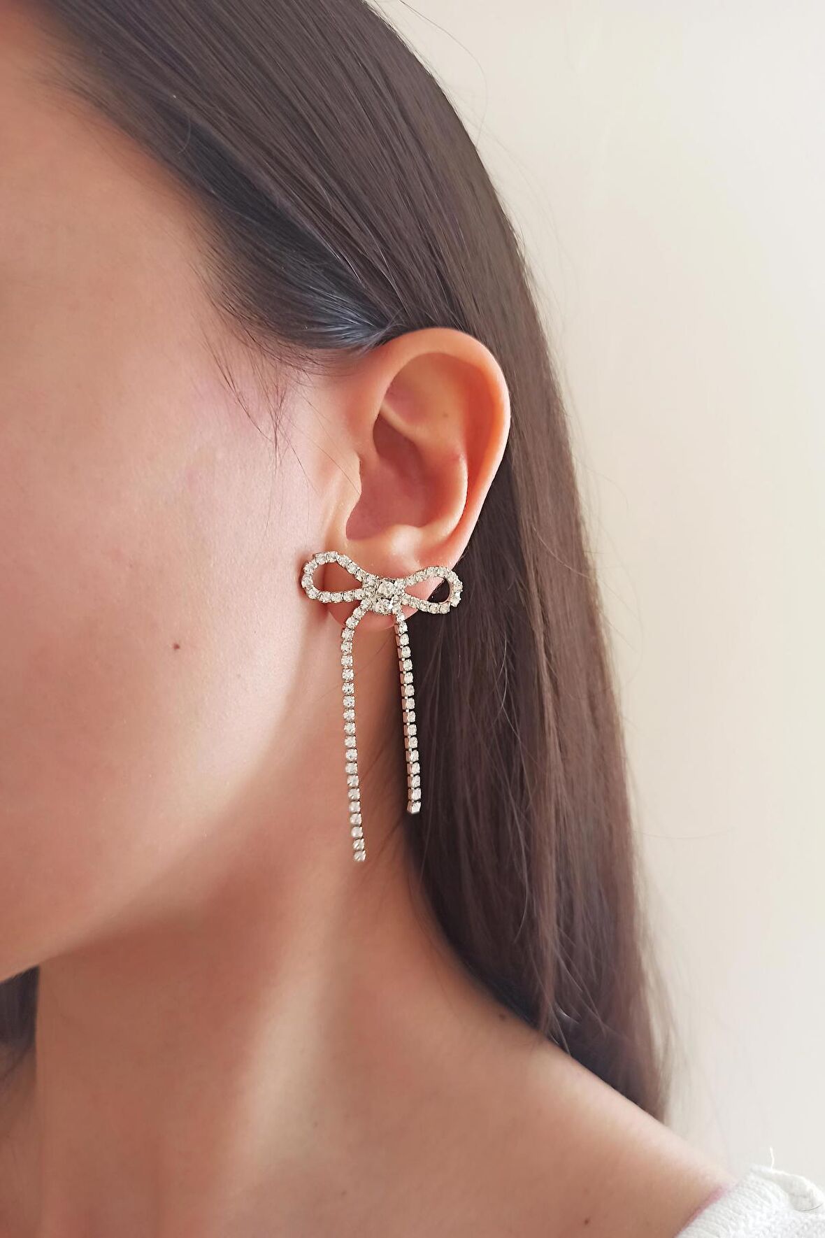 Kadın Özel Tasarım Zirkon Taşlı Kurdele Model Küpe